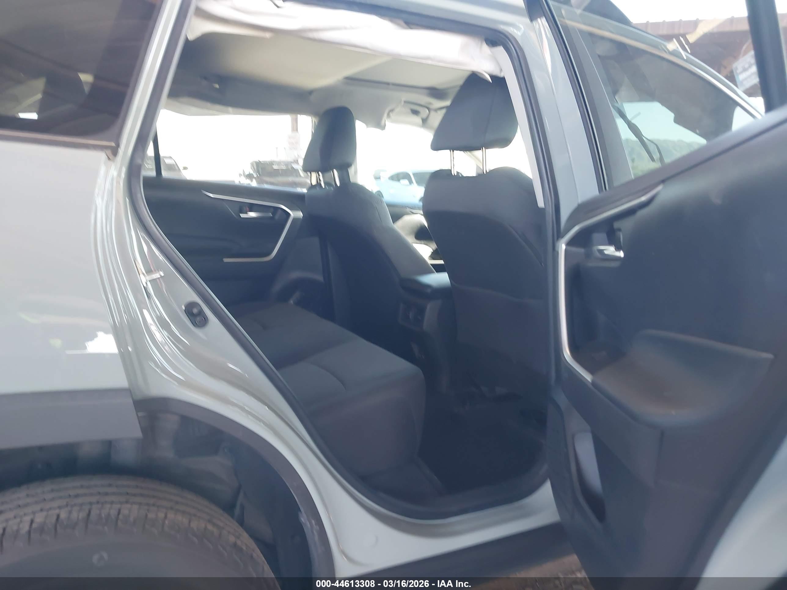 TOYOTA RAV4 image 8