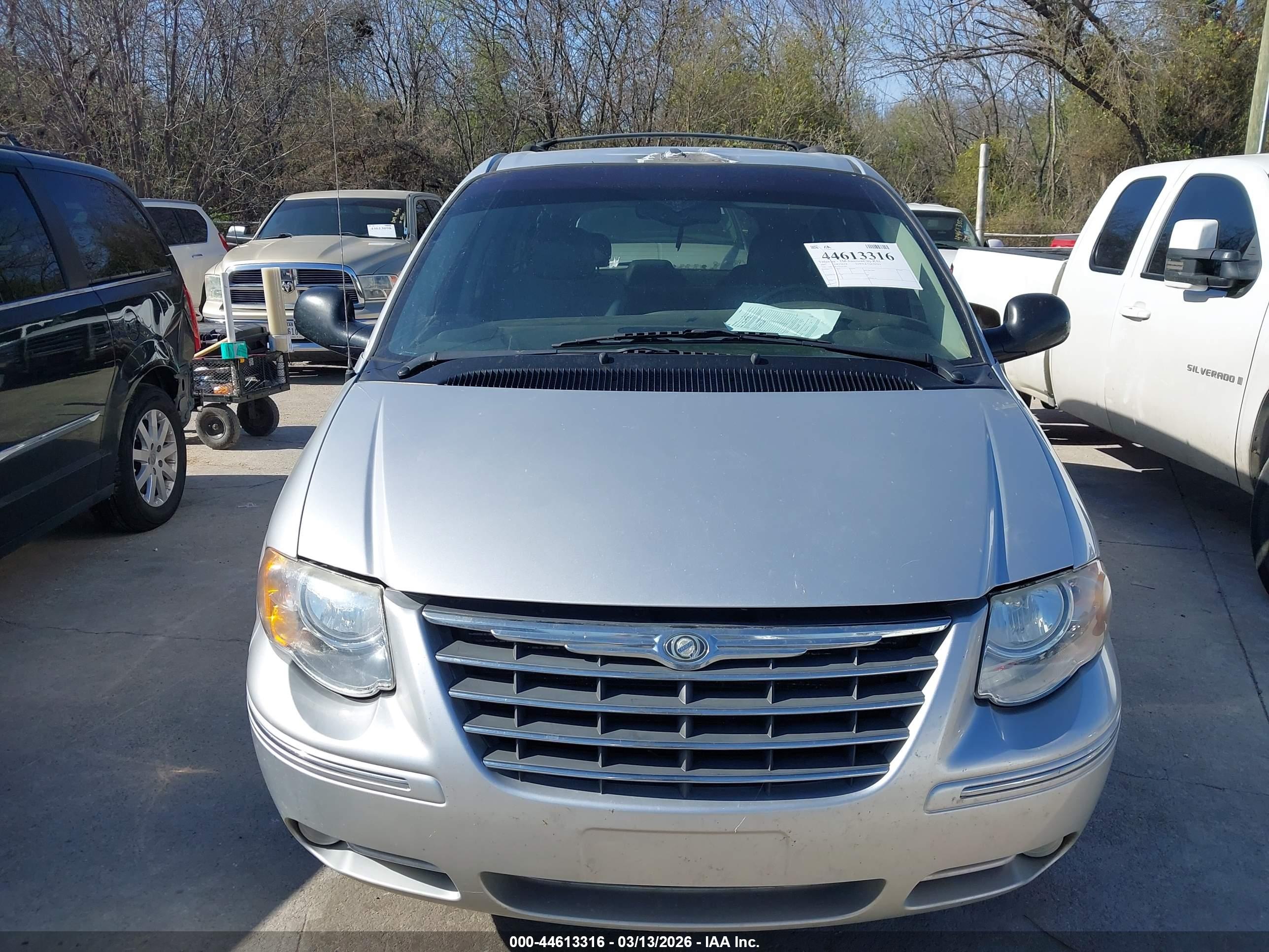 CHRYSLER TOWN image 6