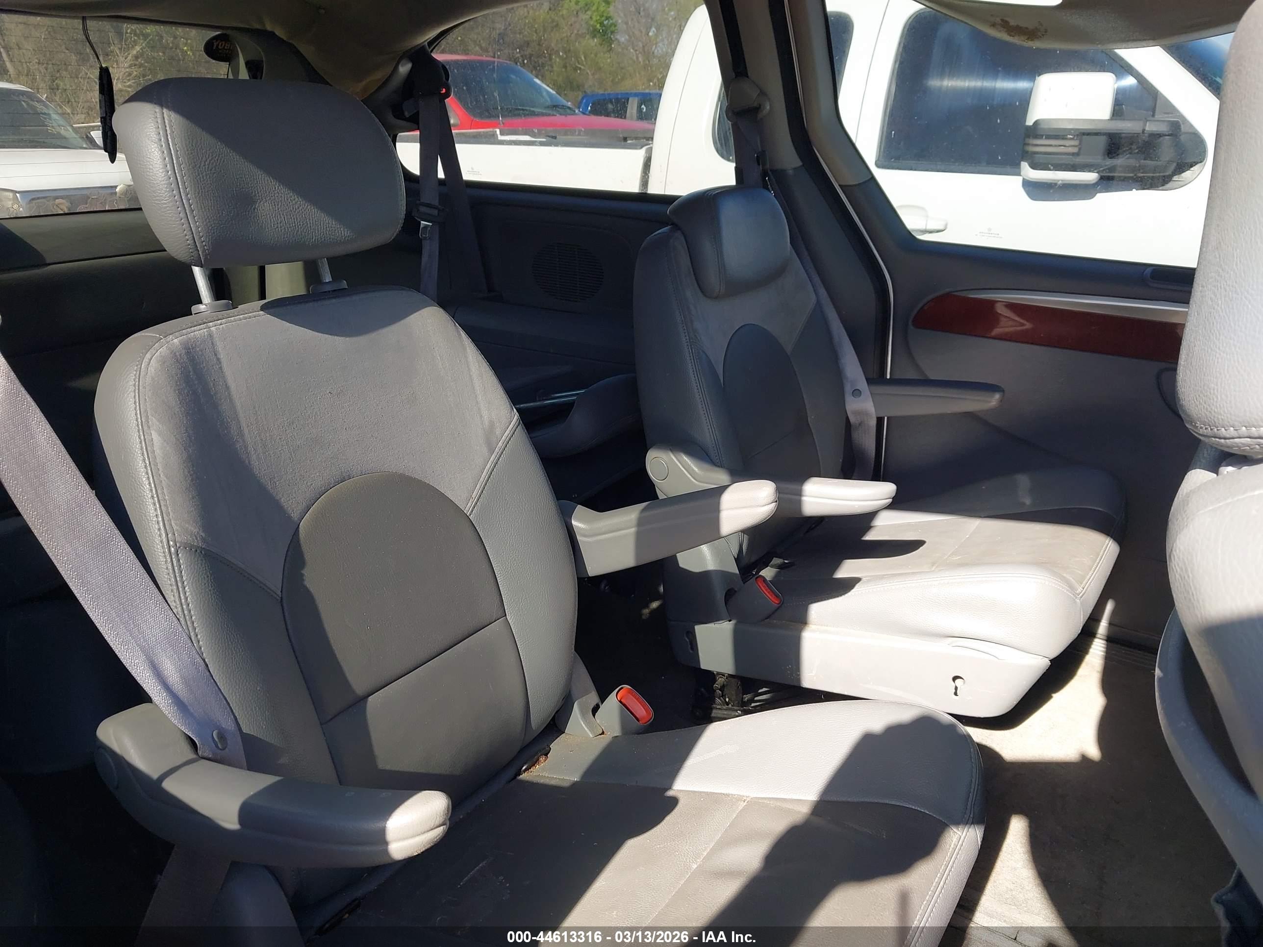 CHRYSLER TOWN image 8