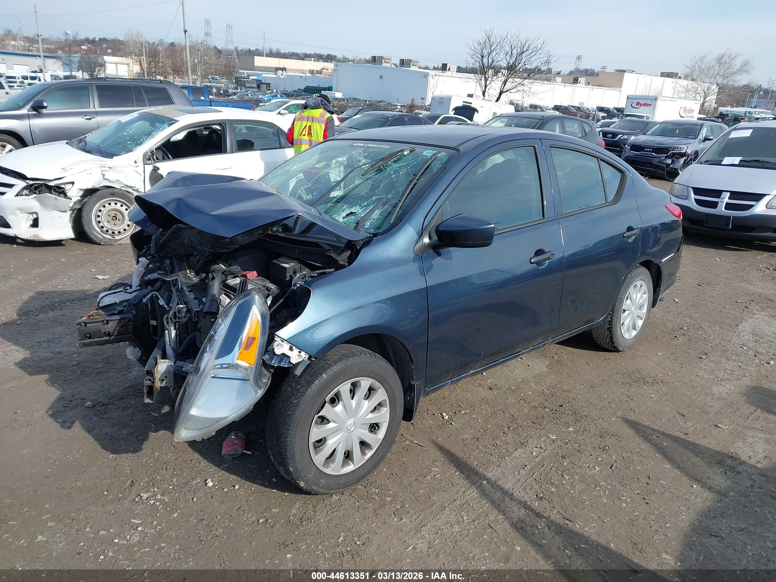 NISSAN VERSA image 2
