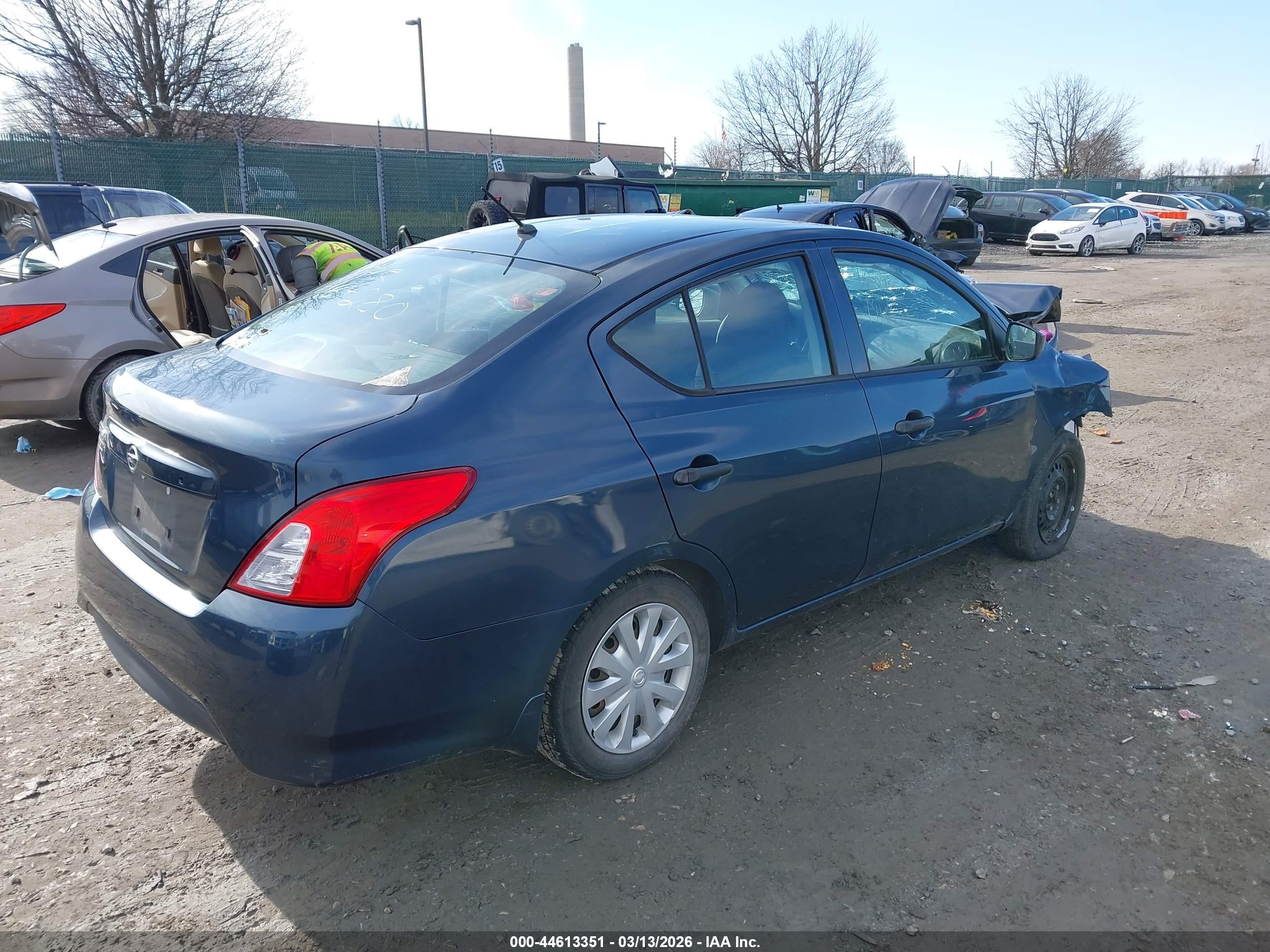 NISSAN VERSA image 4