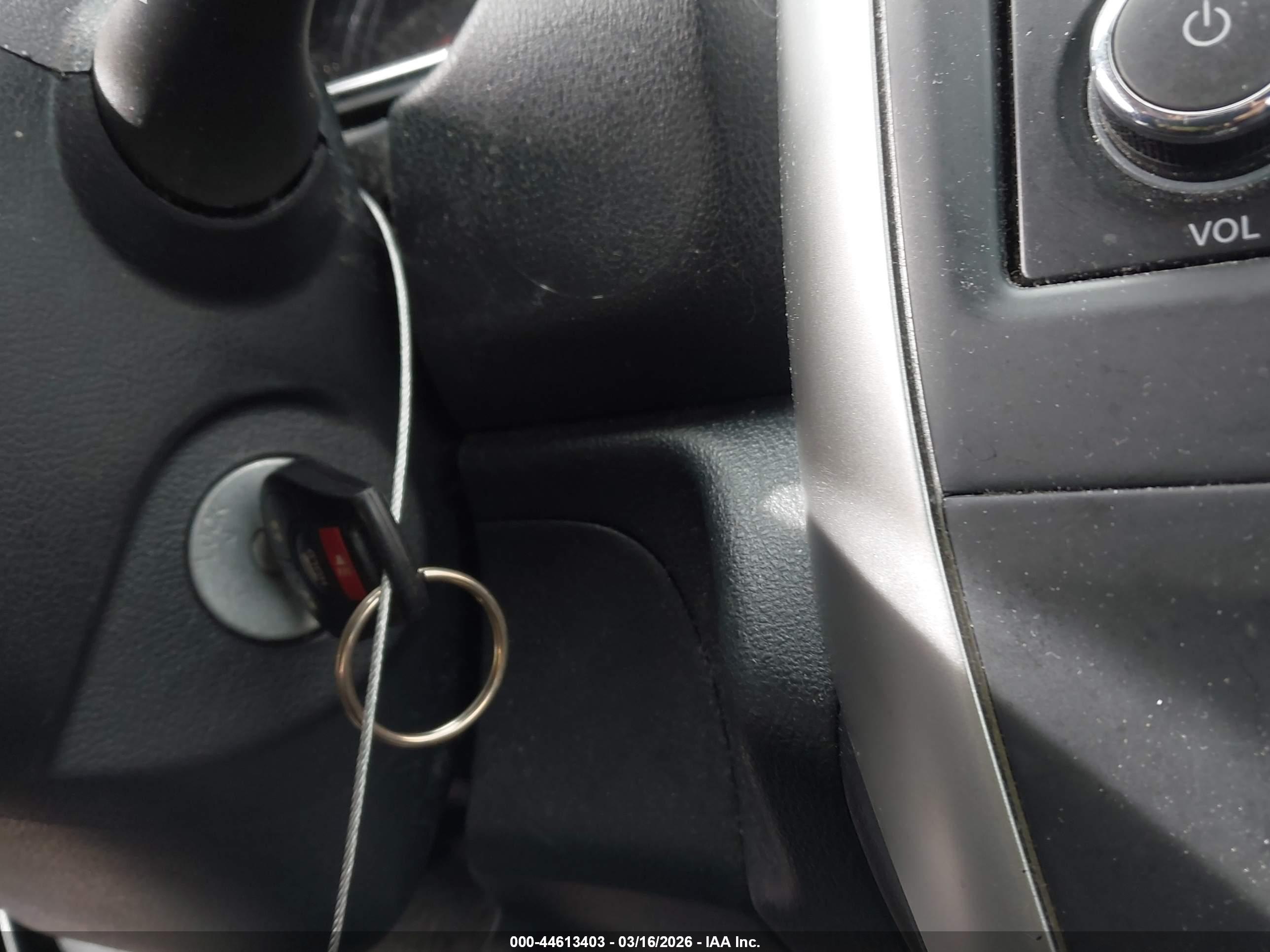 NISSAN VERSA image 11
