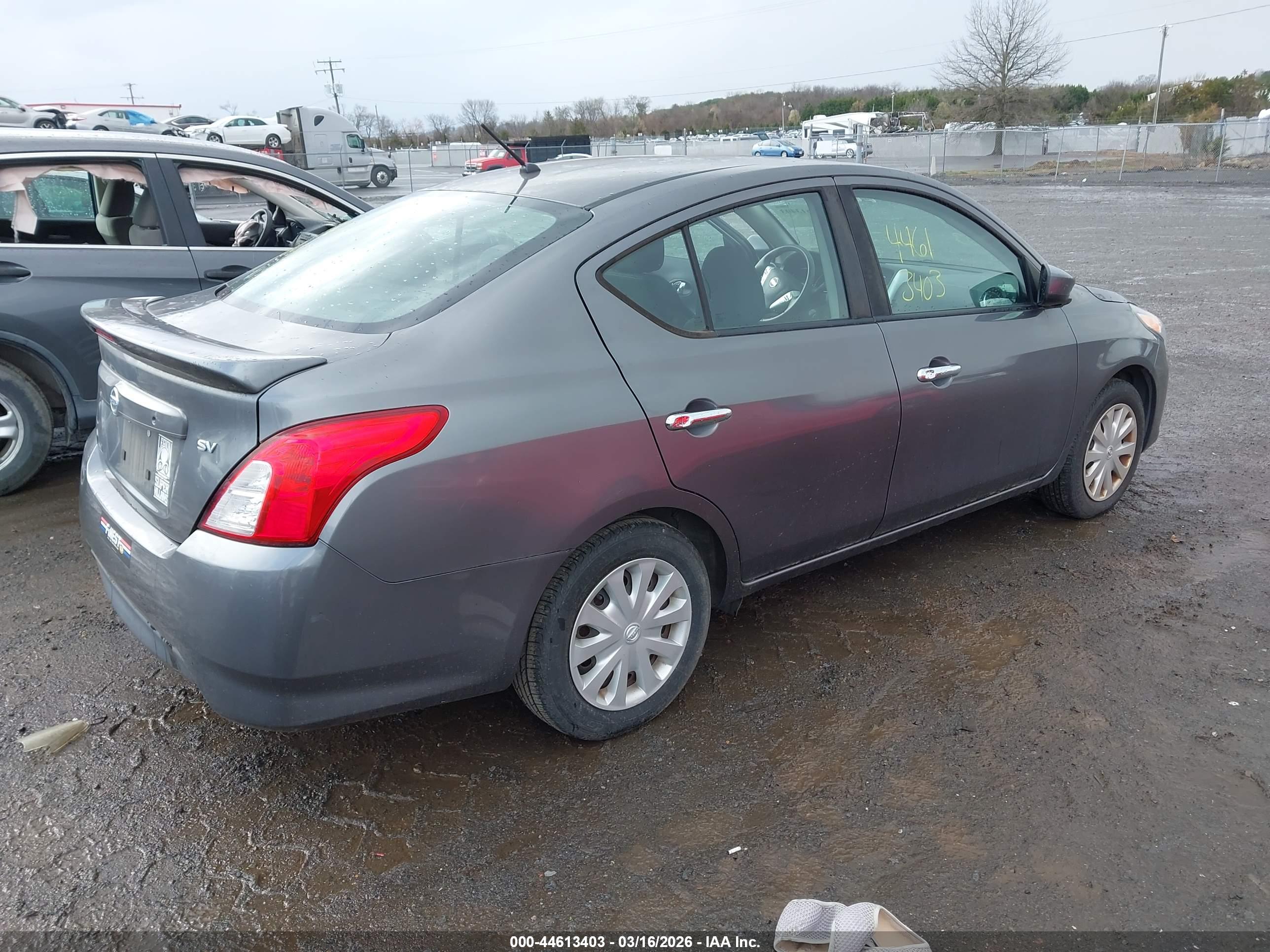 NISSAN VERSA image 4