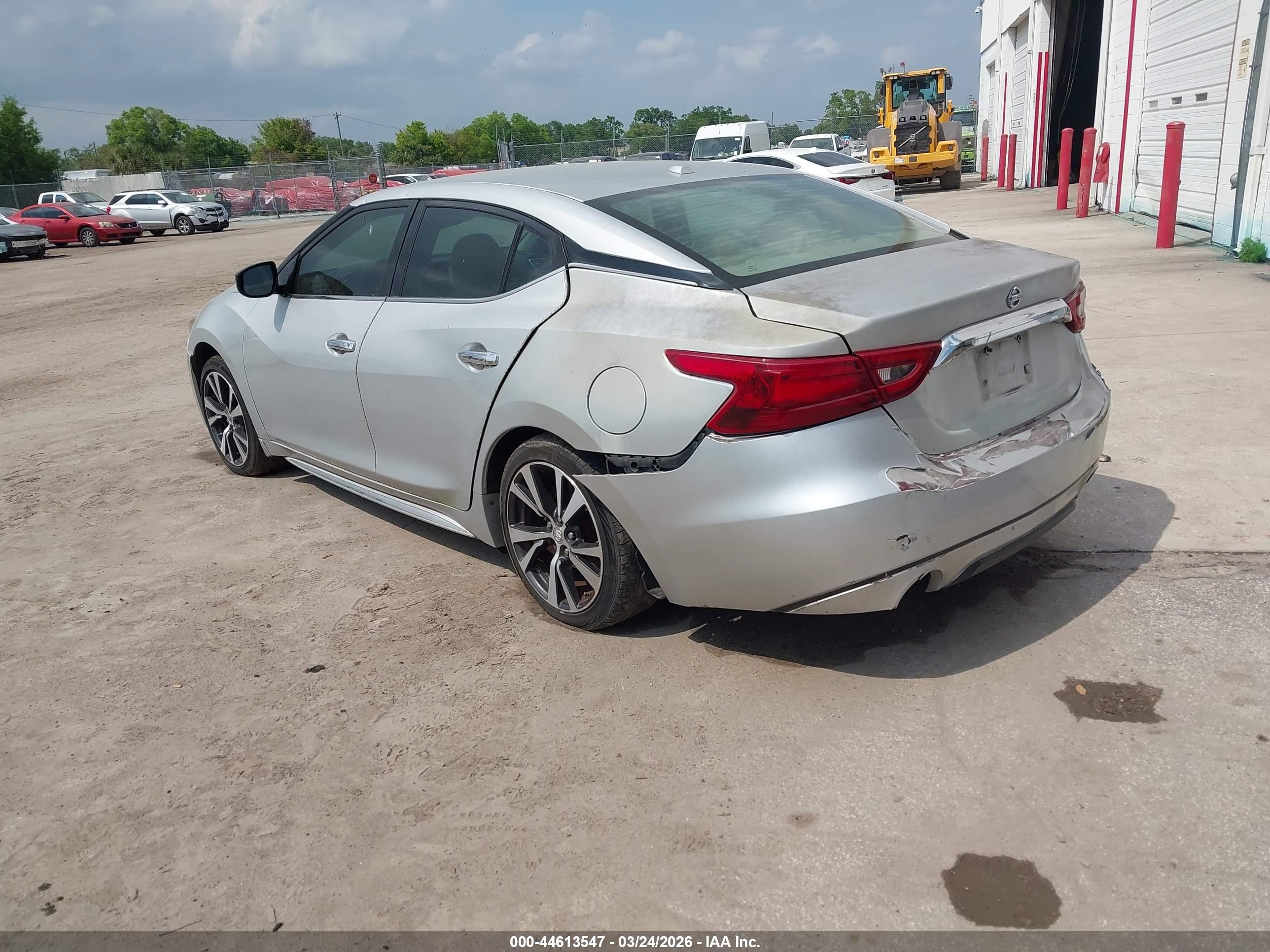 NISSAN MAXIMA image 3