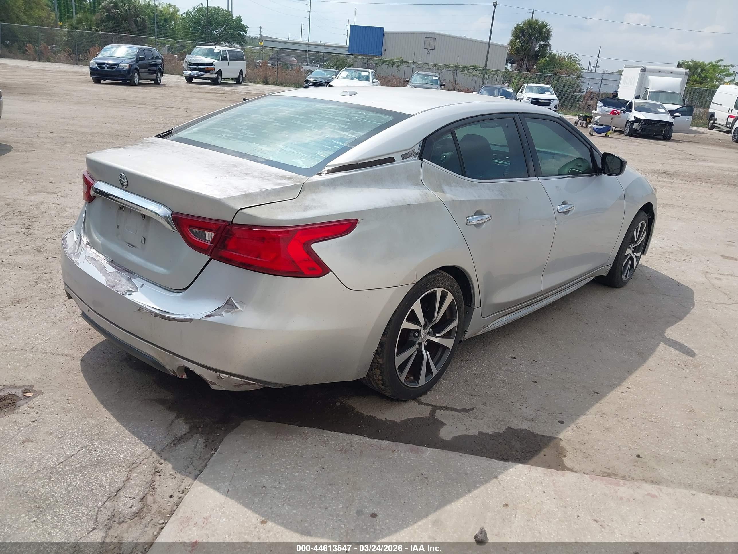 NISSAN MAXIMA image 4