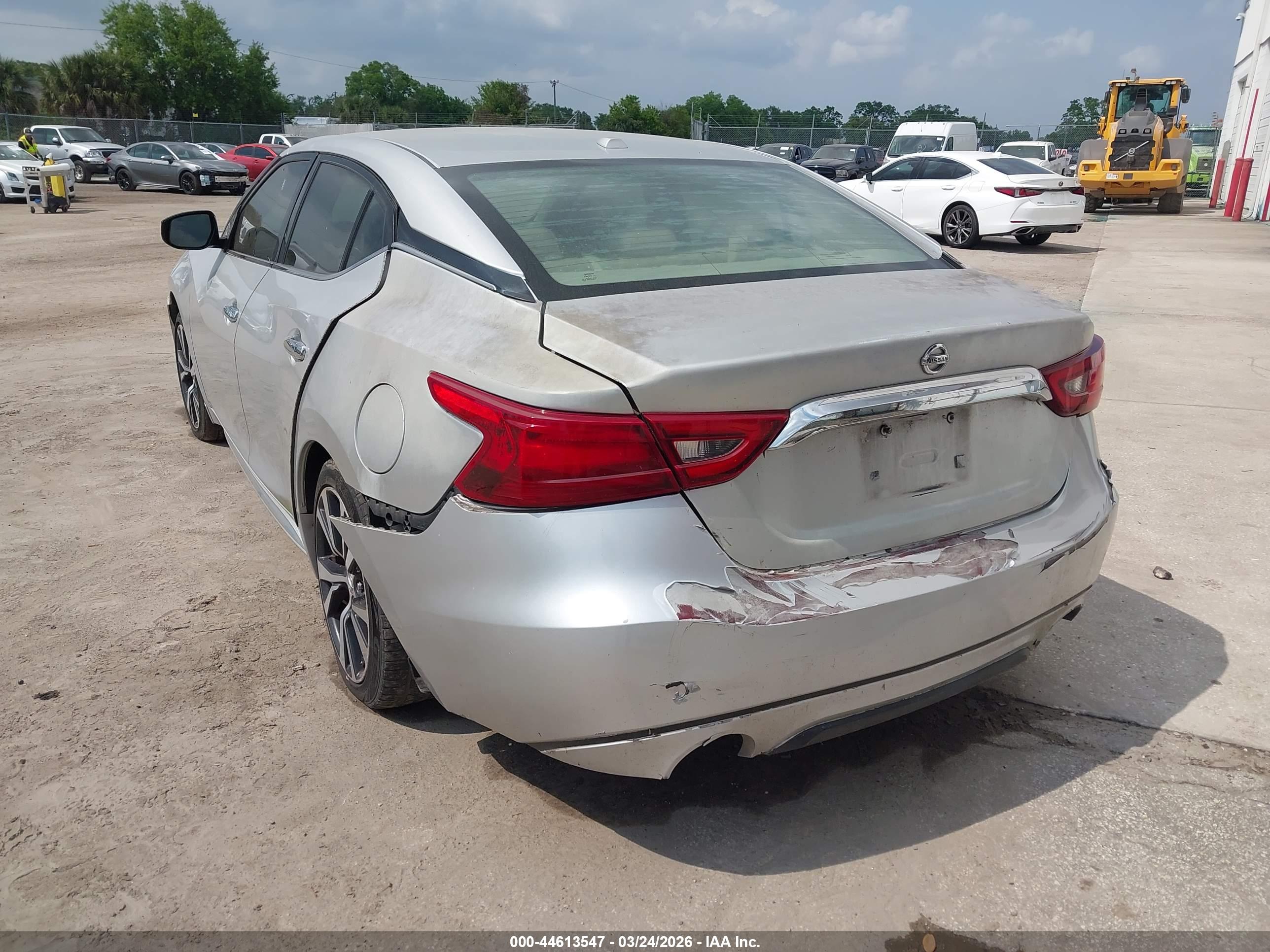 NISSAN MAXIMA image 6