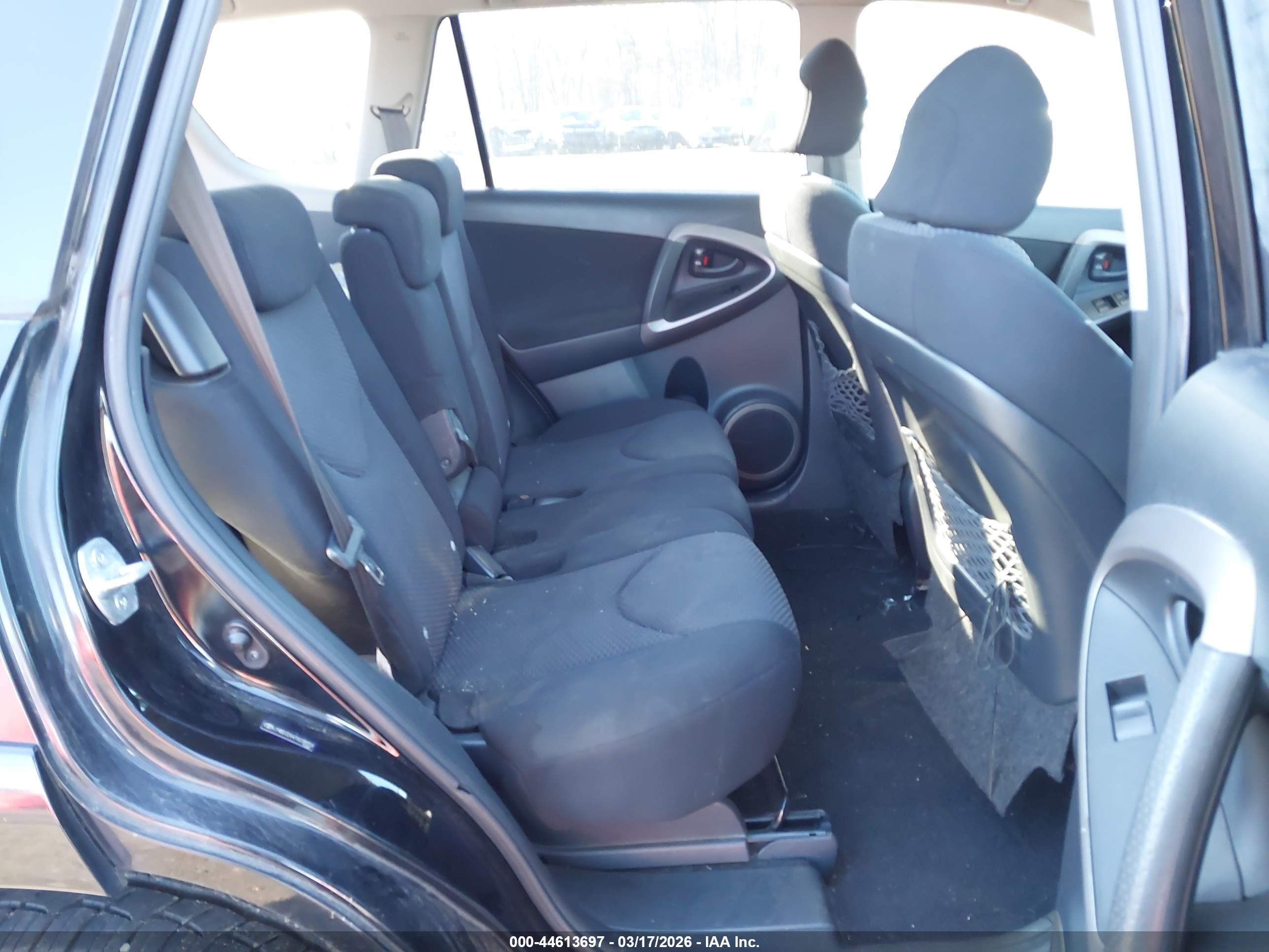 TOYOTA RAV4 image 8