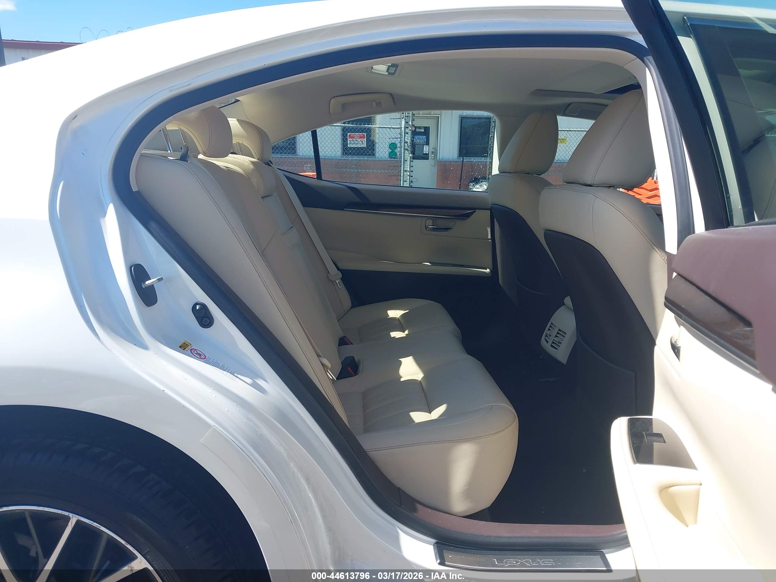 LEXUS ES image 8