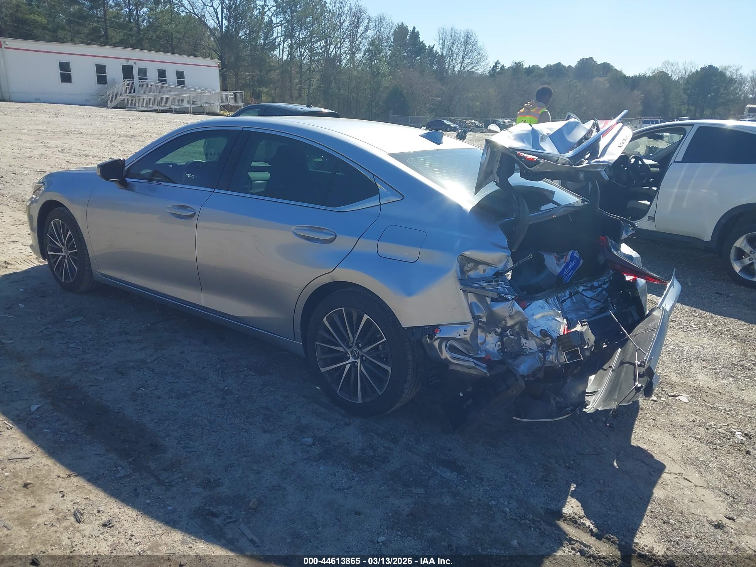 LEXUS ES image 3