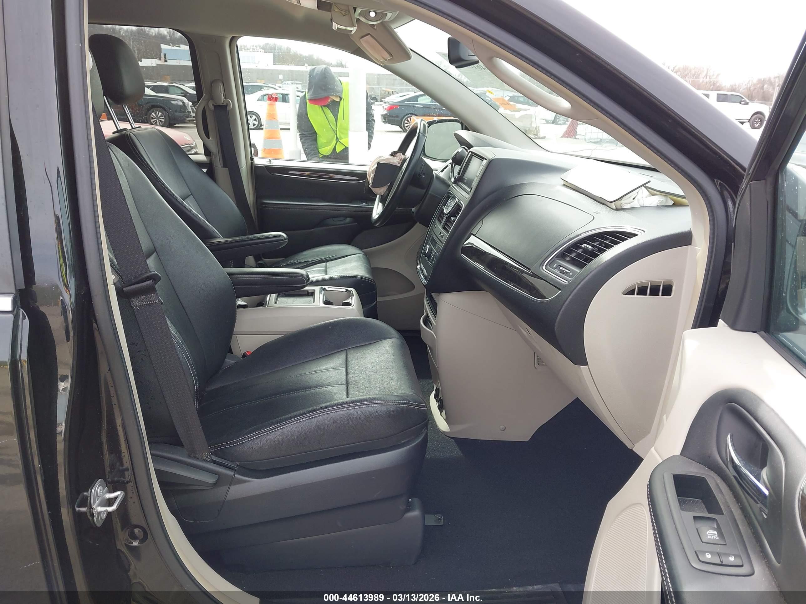 CHRYSLER TOWN image 5