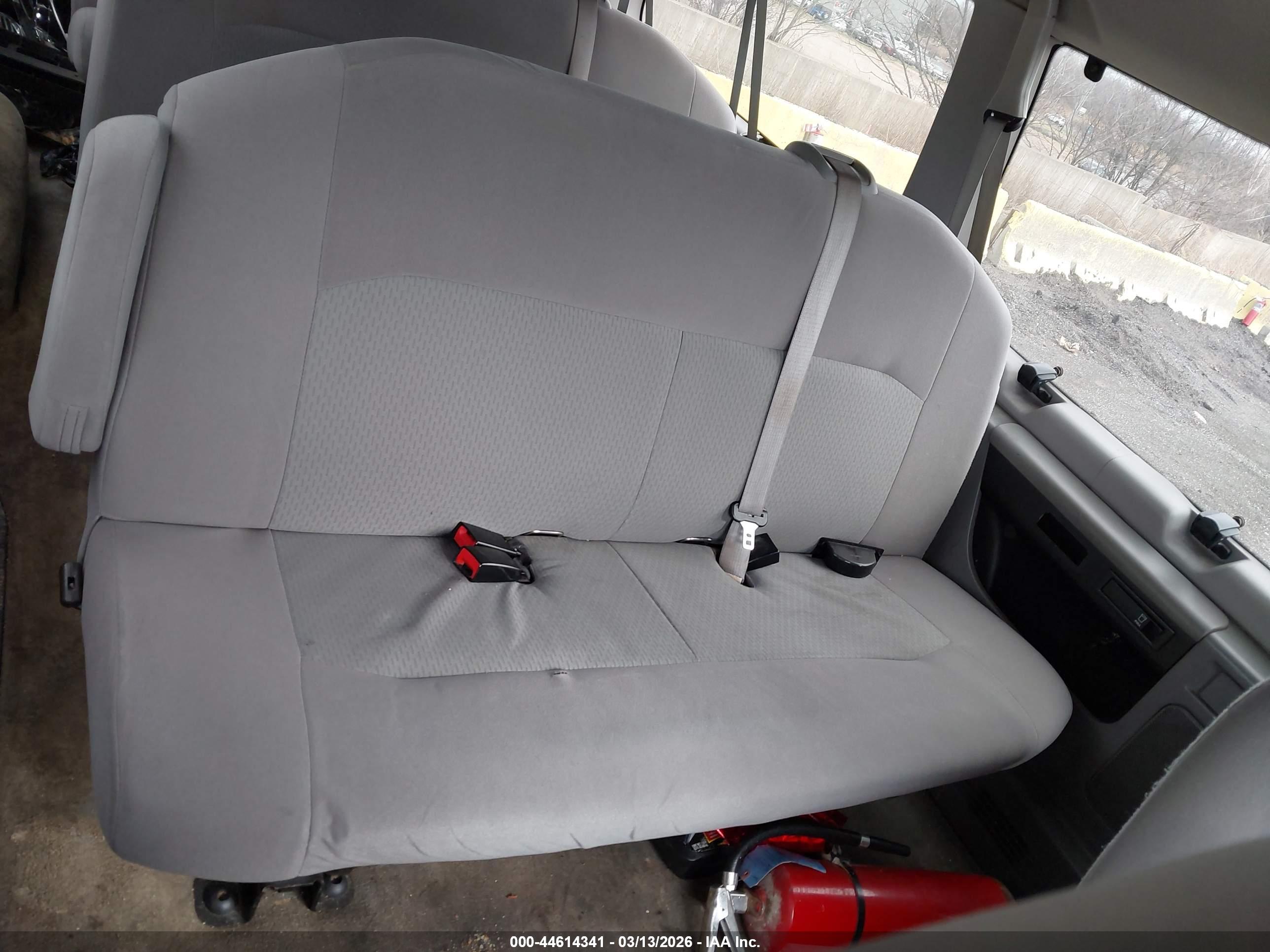 FORD E-350 image 8