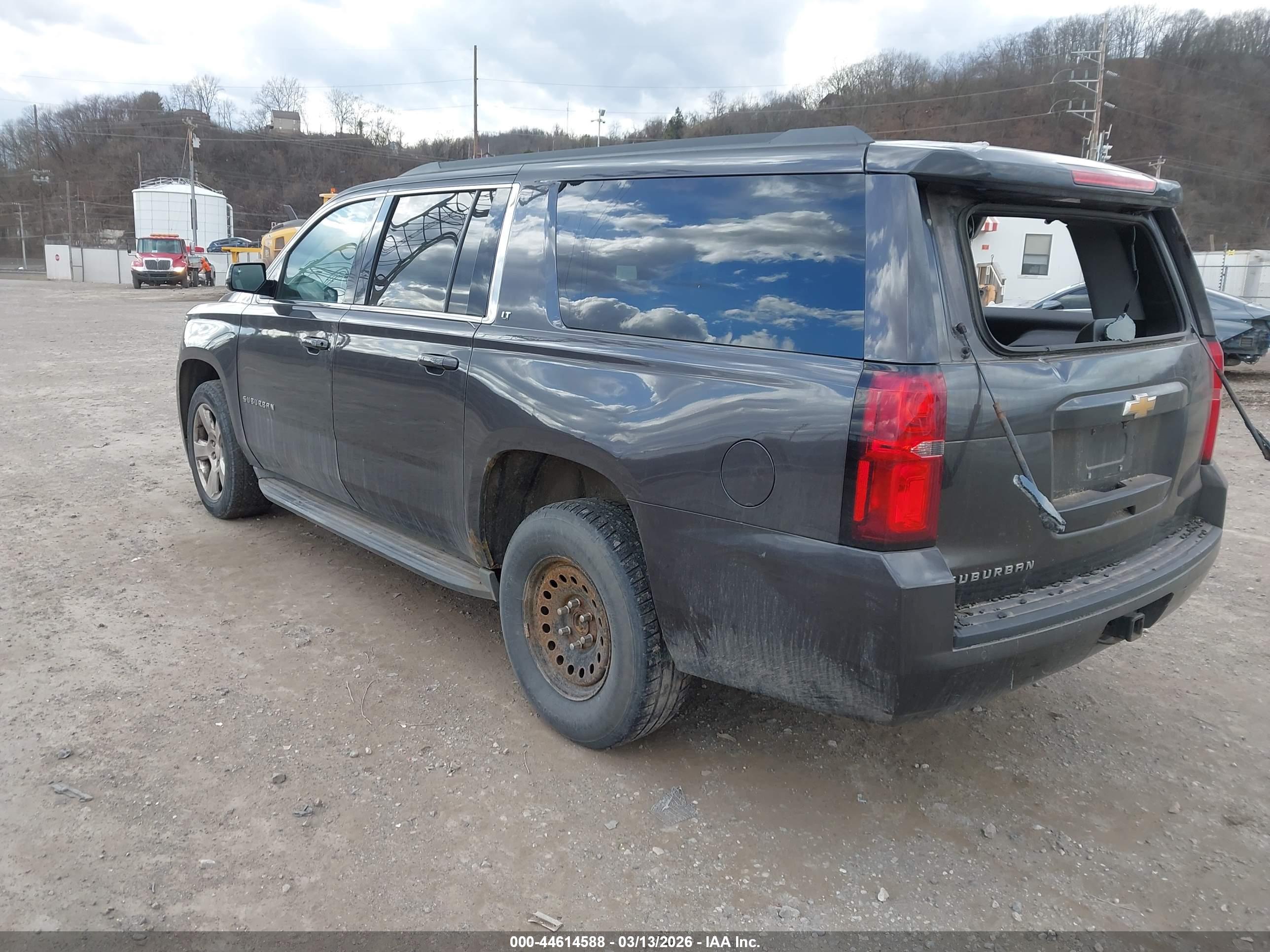 CHEVROLET SUBURBAN image 3