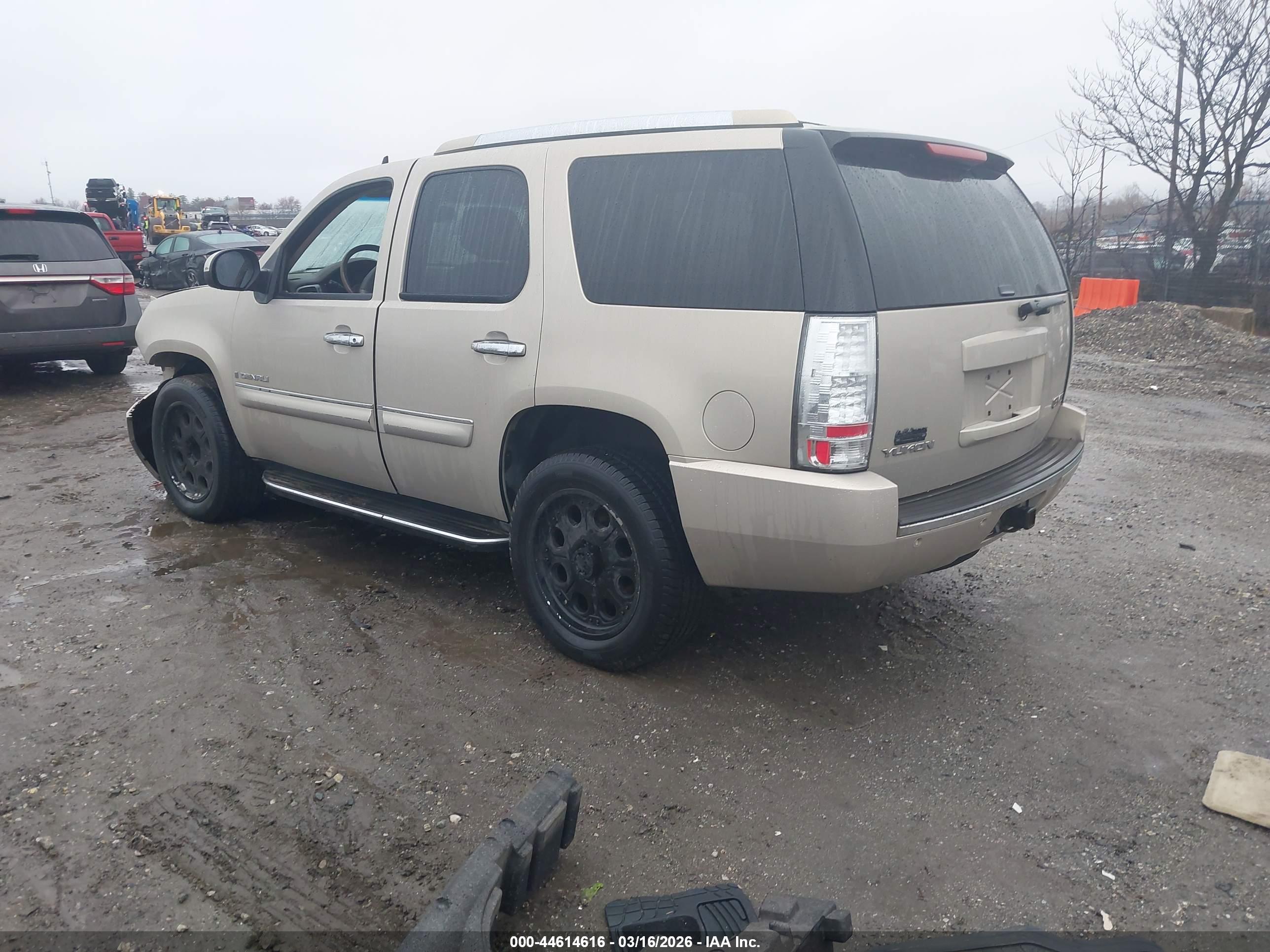 GMC YUKON image 3