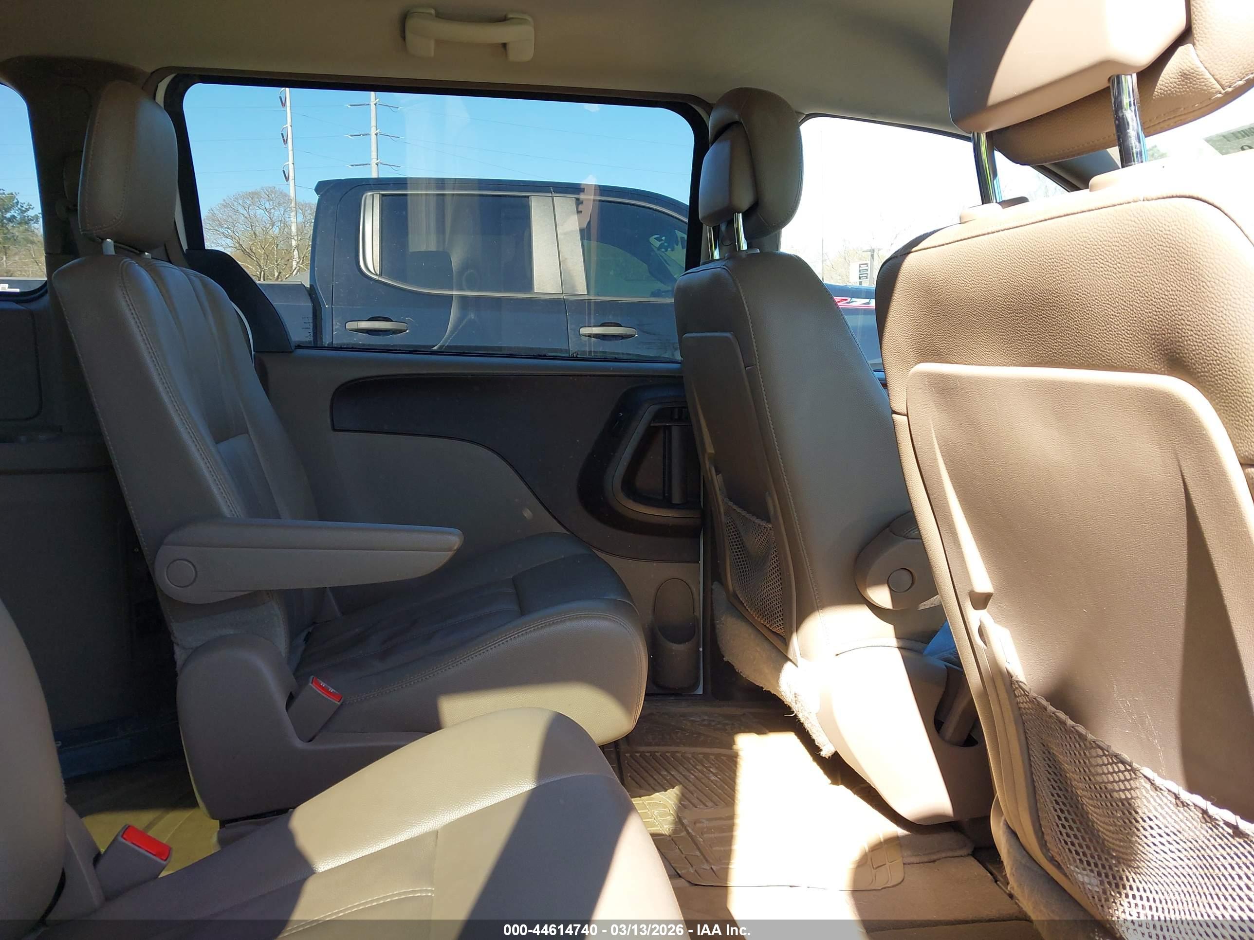 CHRYSLER TOWN image 8