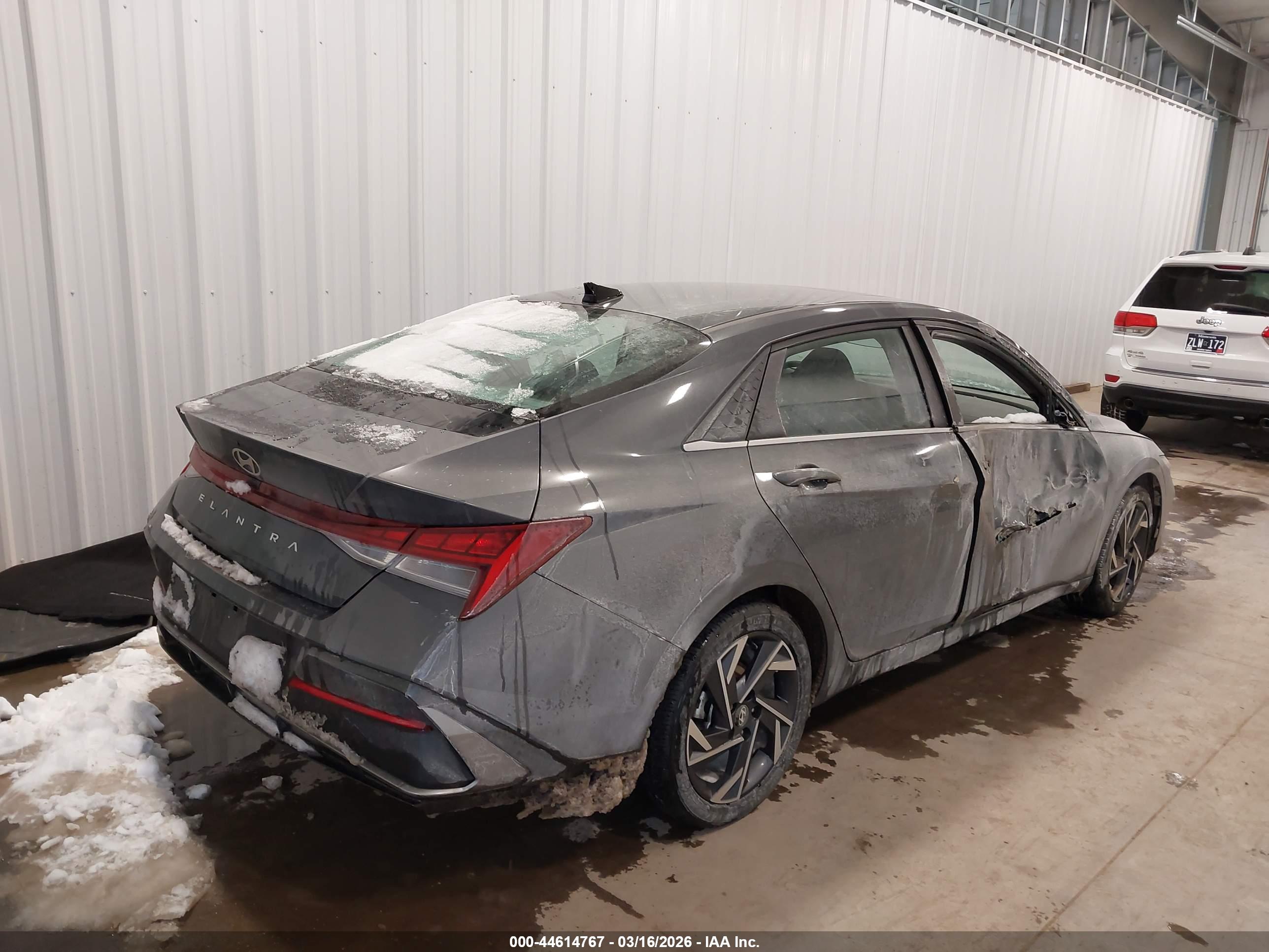 HYUNDAI ELANTRA image 4