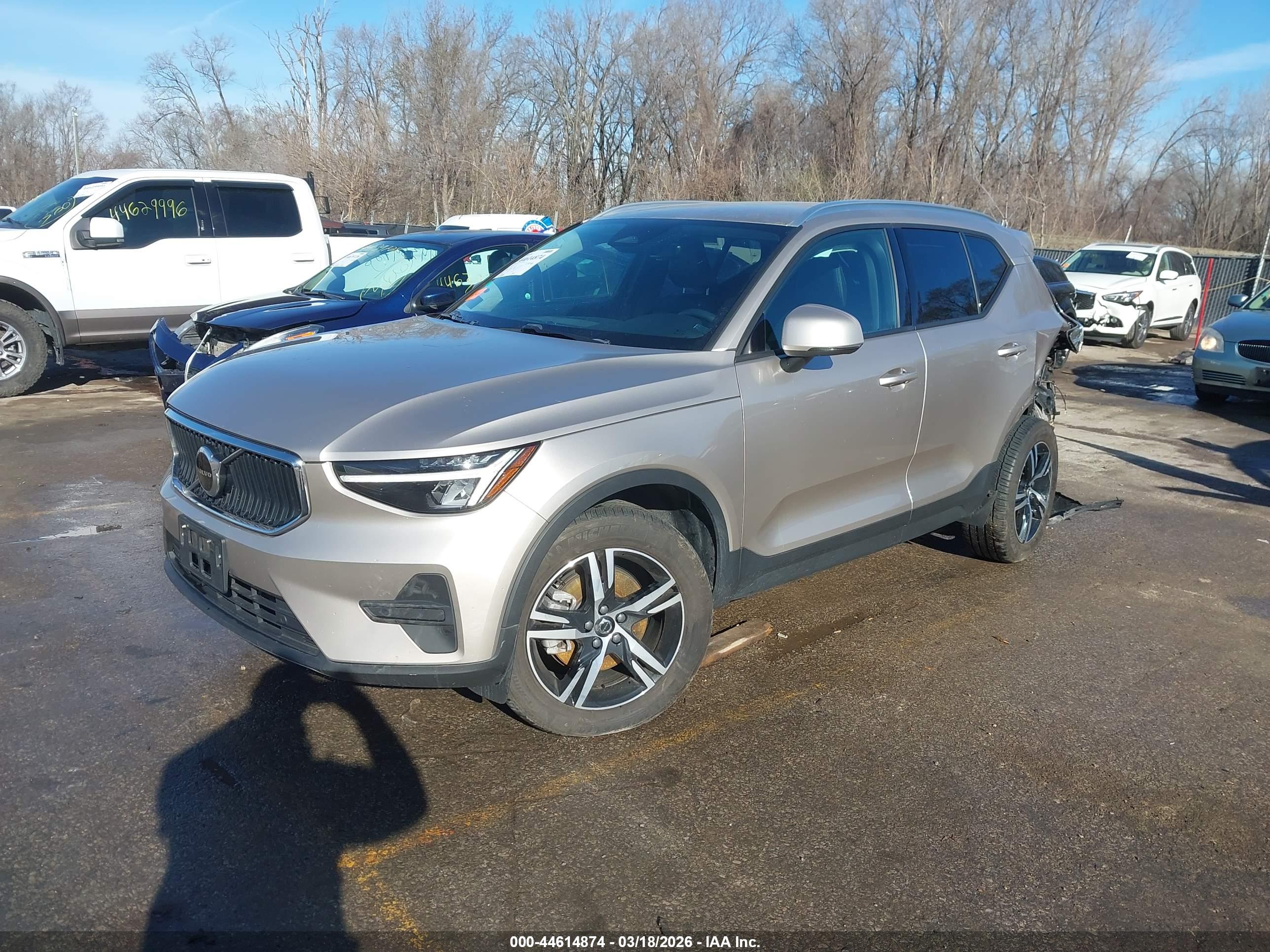 VOLVO XC40 image 2