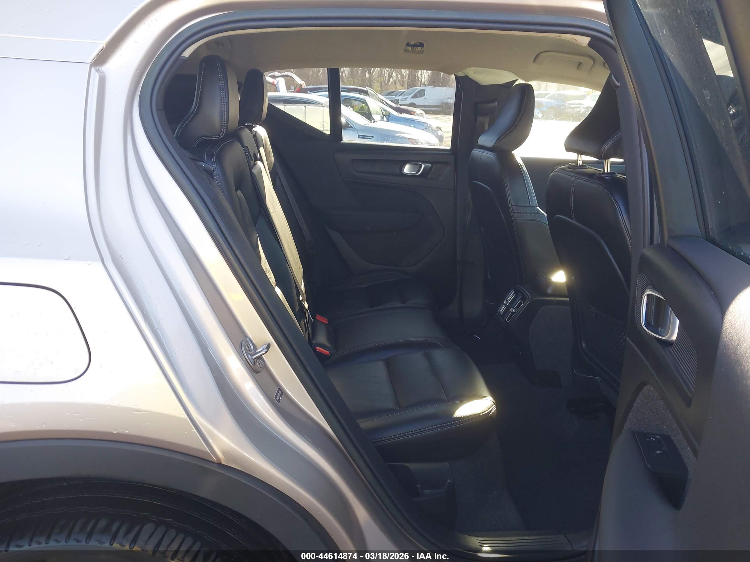 VOLVO XC40 image 8