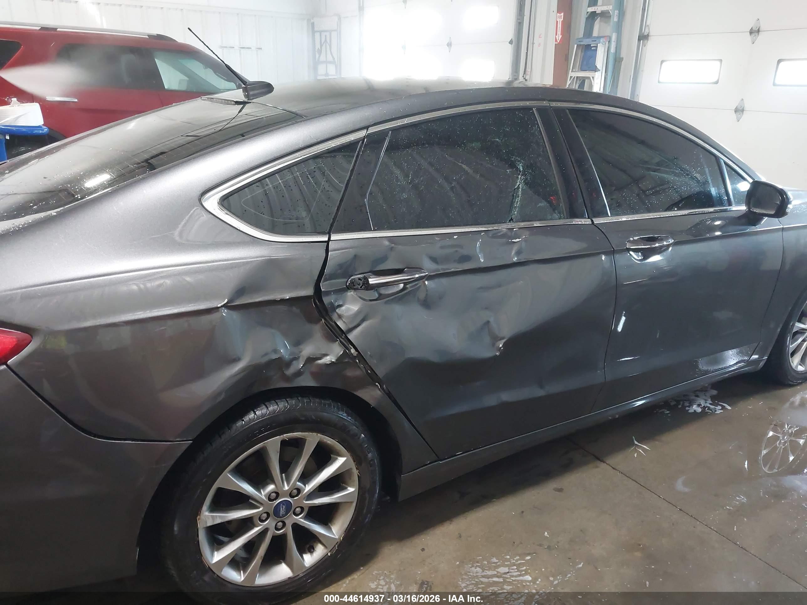 FORD FUSION image 6