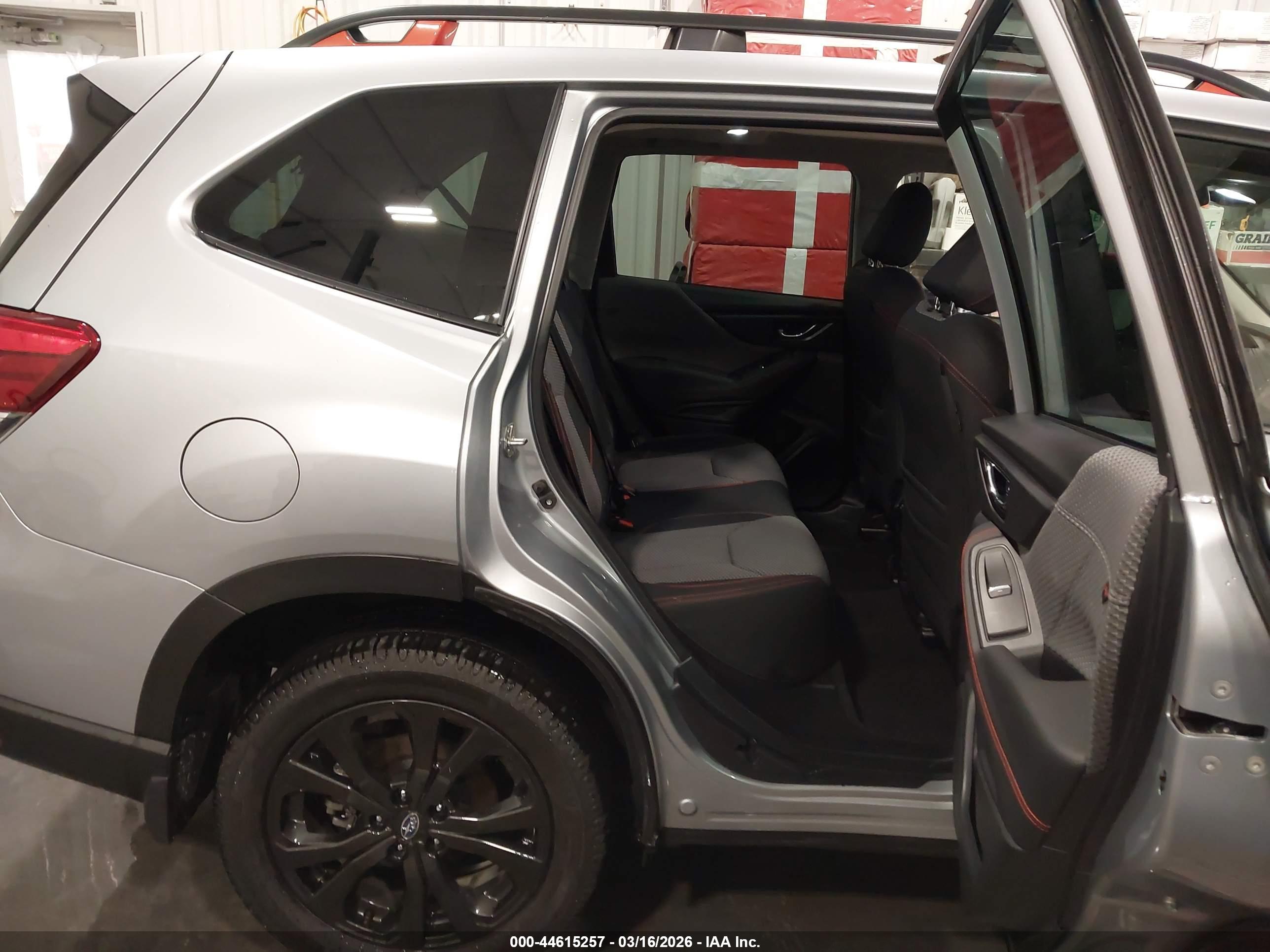 SUBARU FORESTER image 8