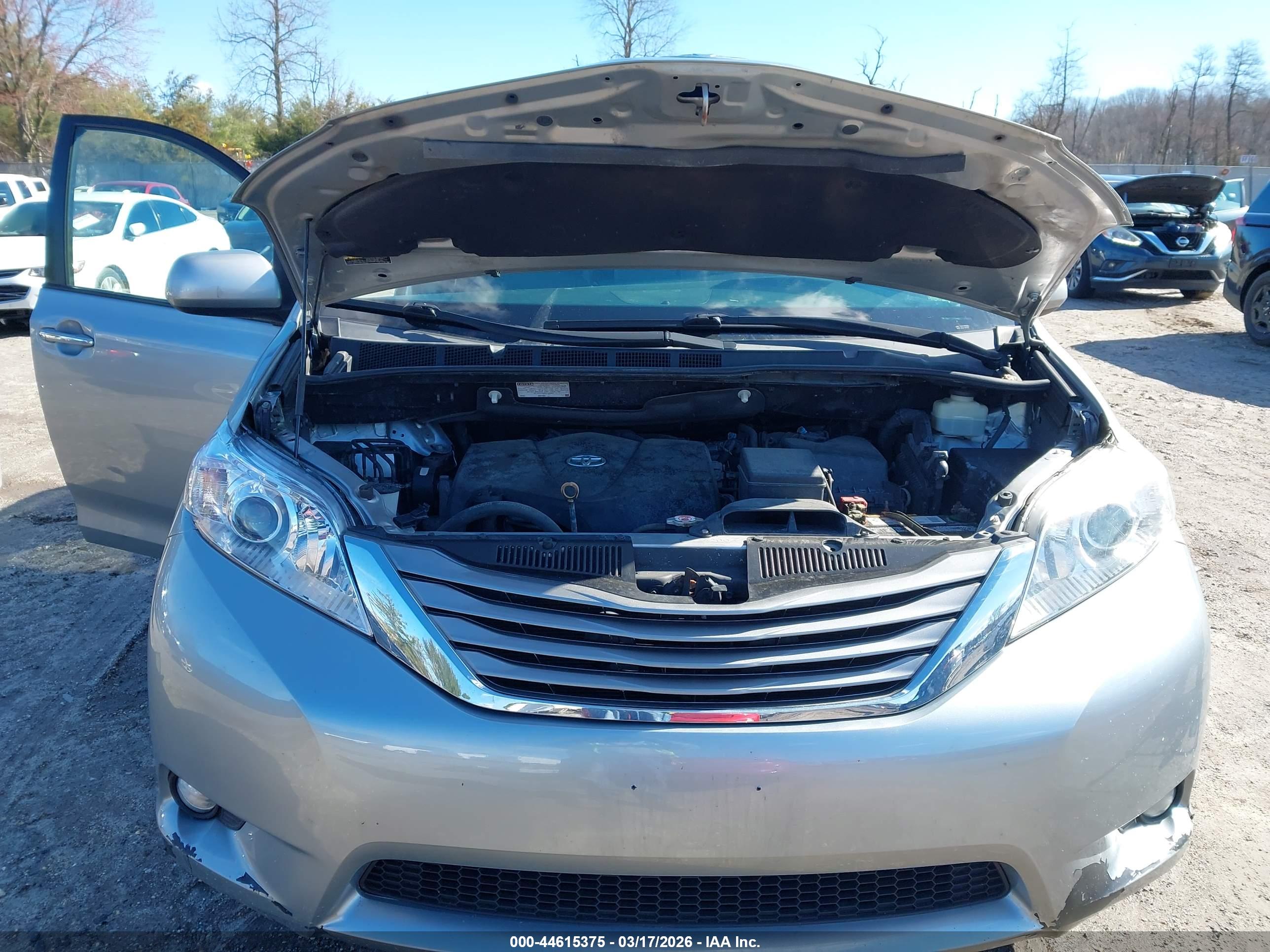 TOYOTA SIENNA image 10
