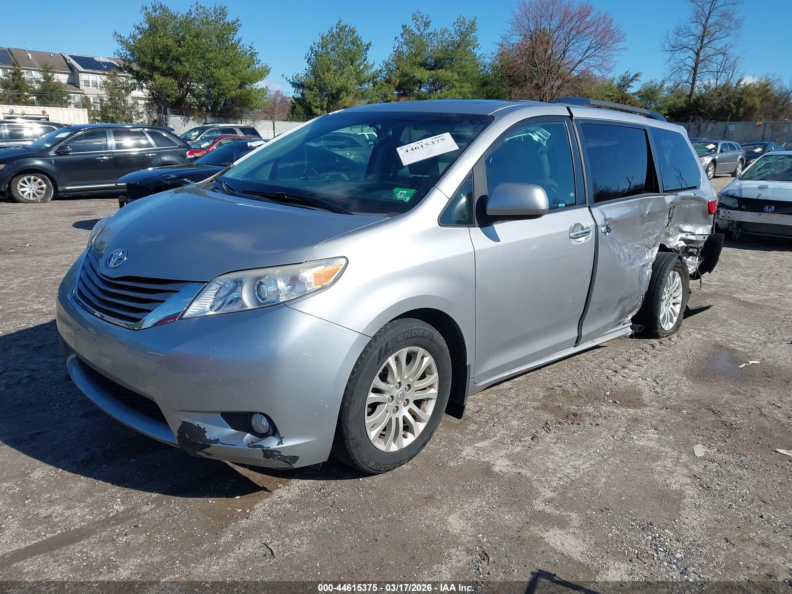 TOYOTA SIENNA image 2