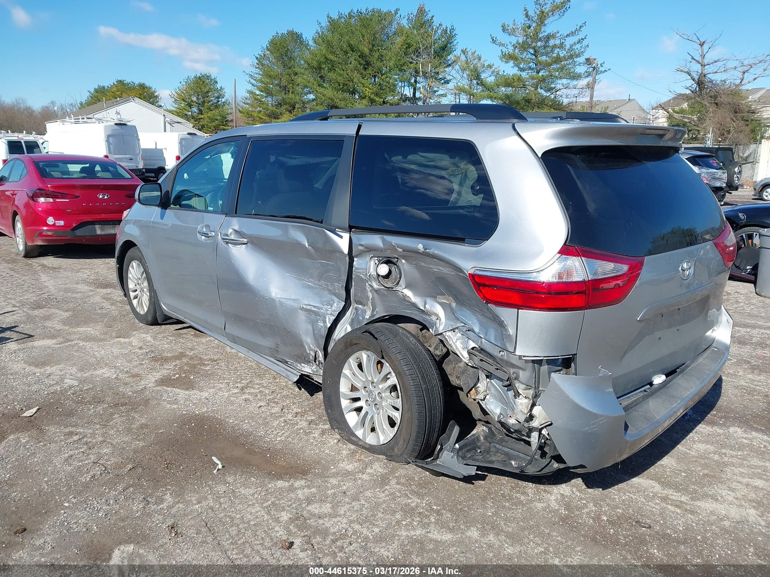 TOYOTA SIENNA image 3