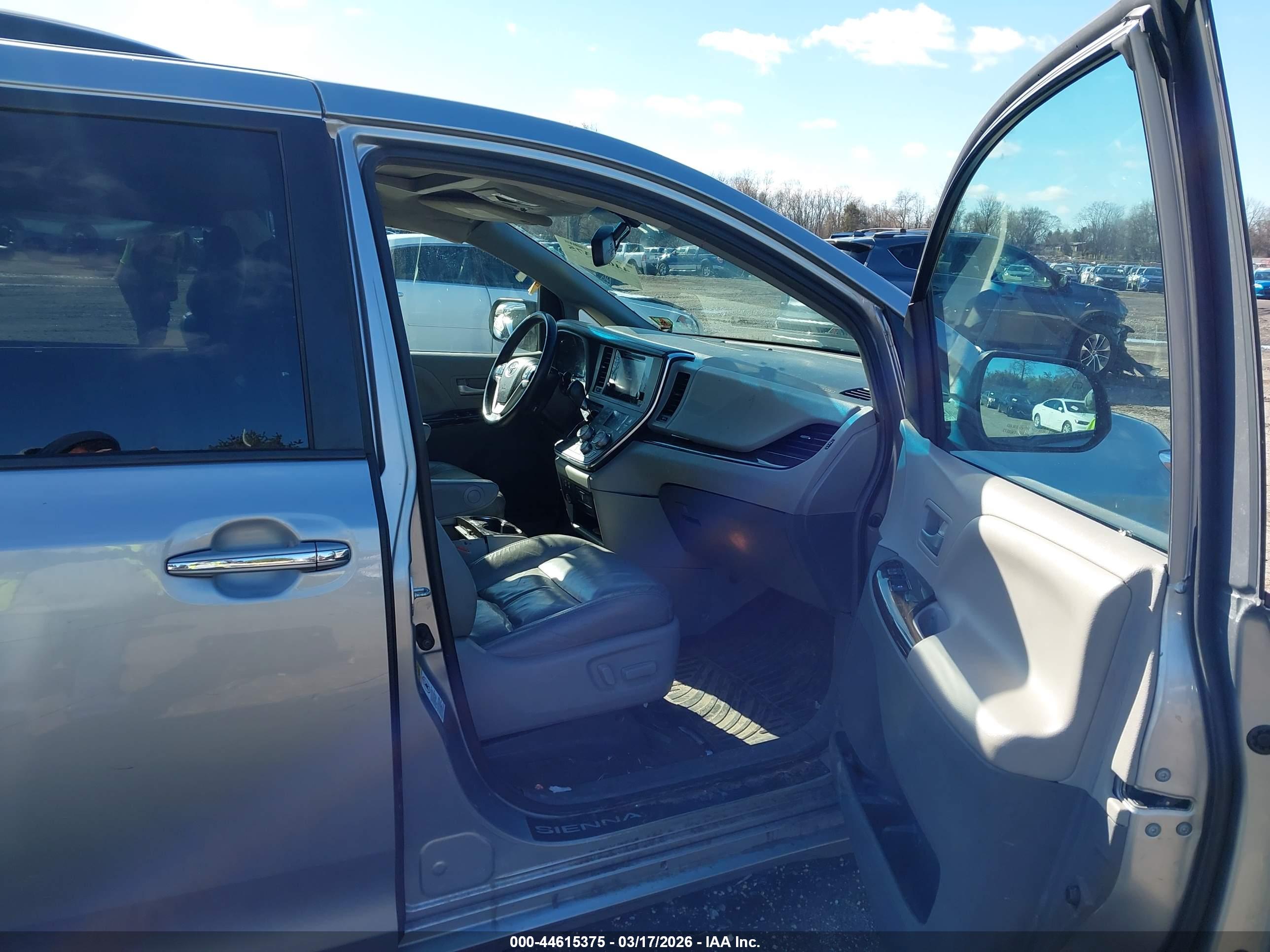 TOYOTA SIENNA image 5