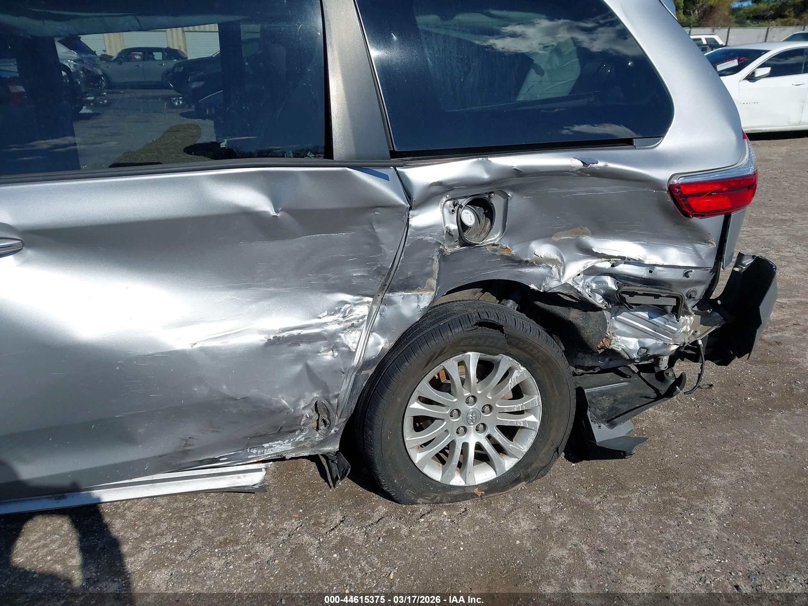 TOYOTA SIENNA image 6