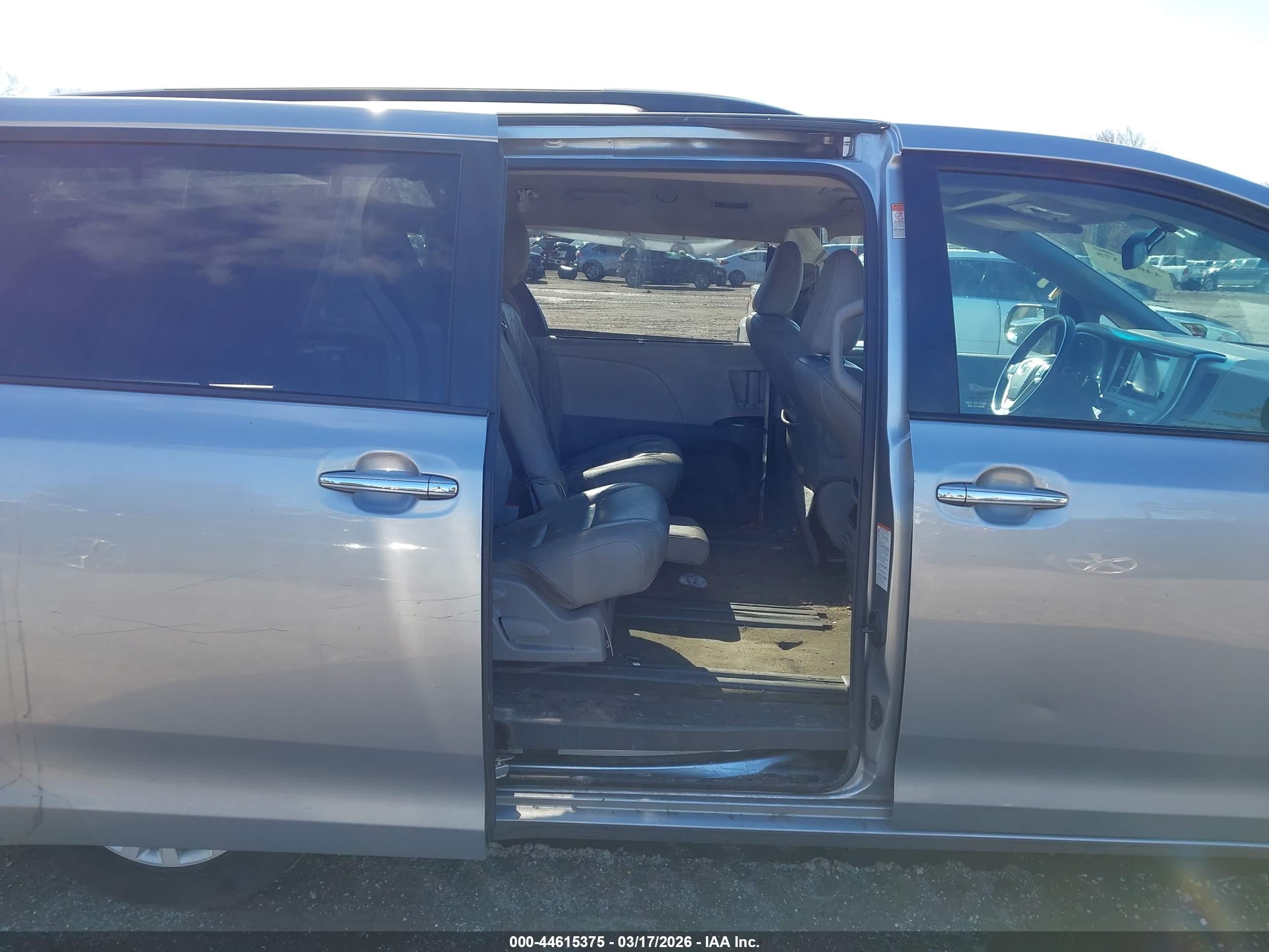 TOYOTA SIENNA image 8
