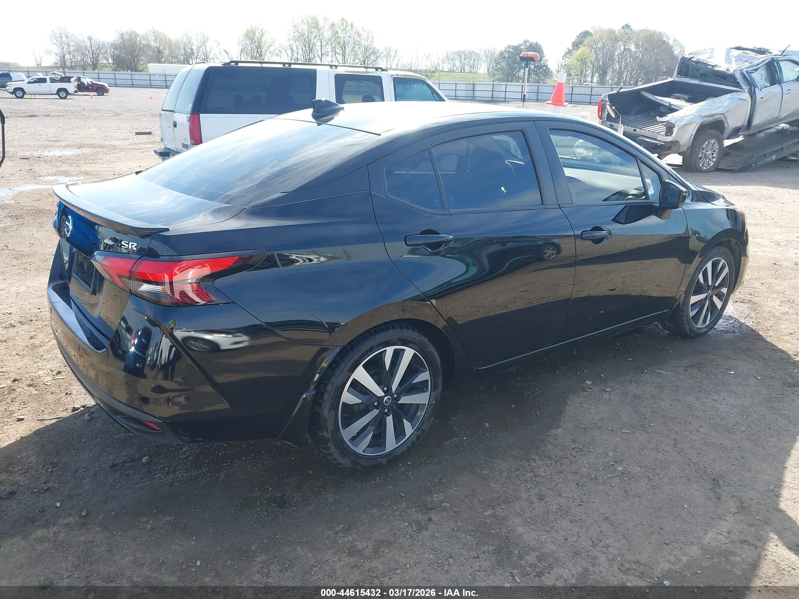 NISSAN VERSA image 4