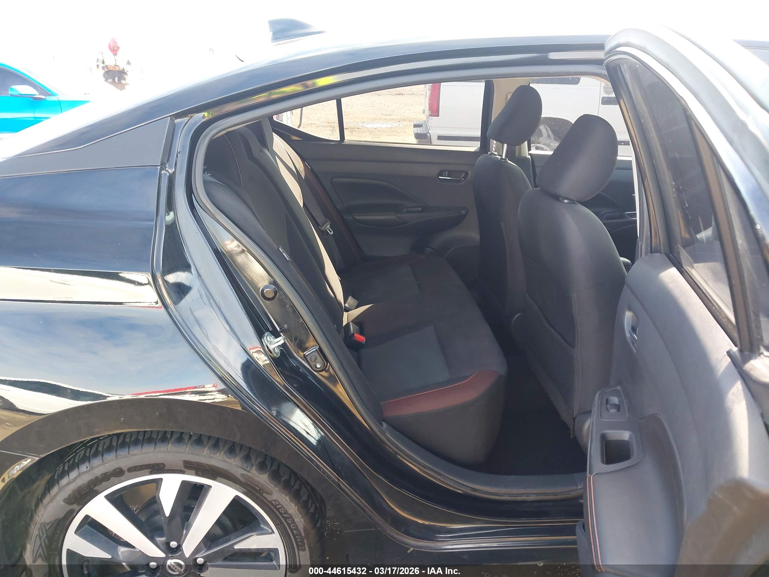 NISSAN VERSA image 8