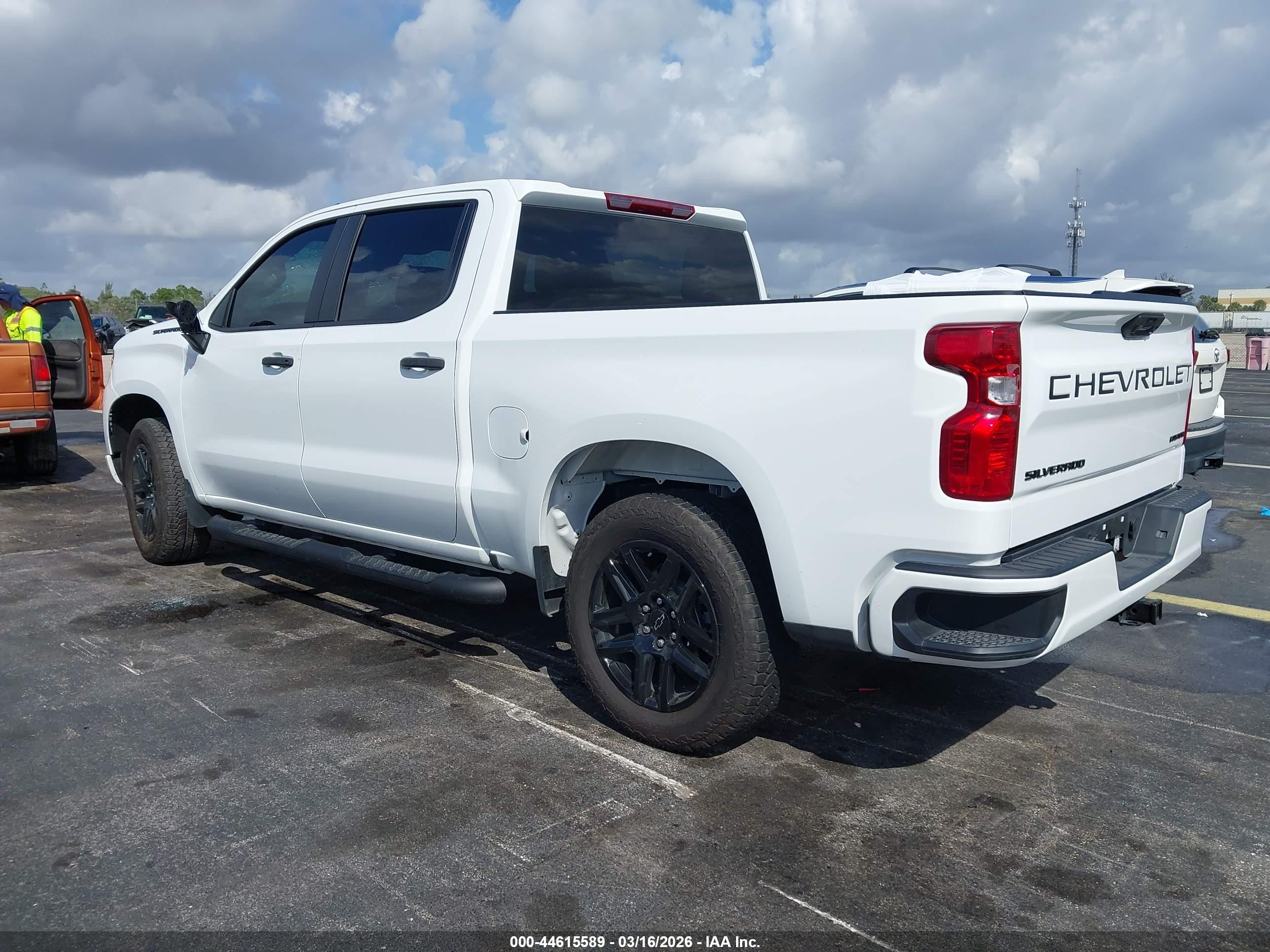 CHEVROLET SILVERADO image 3