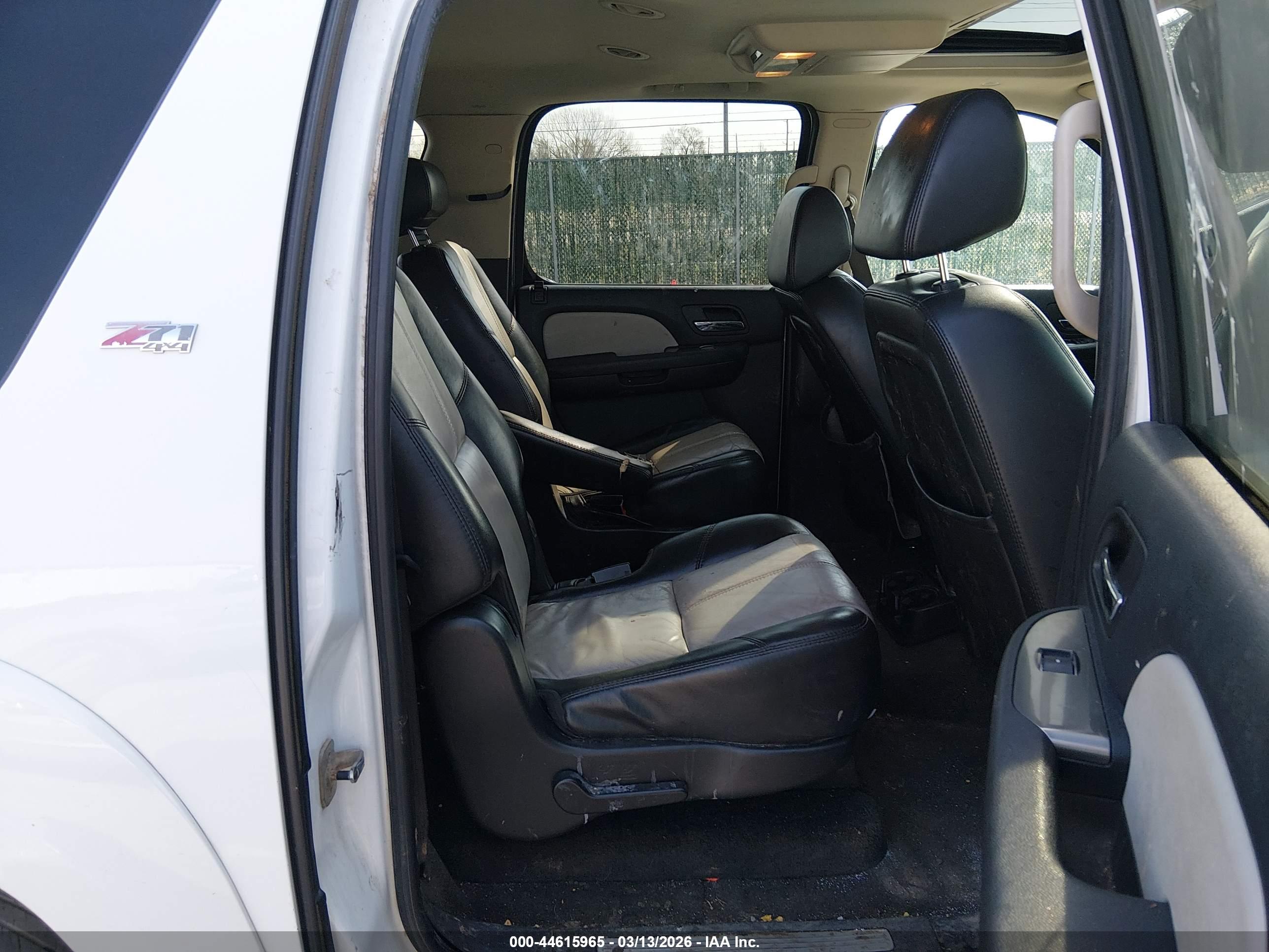 CHEVROLET SUBURBAN image 8