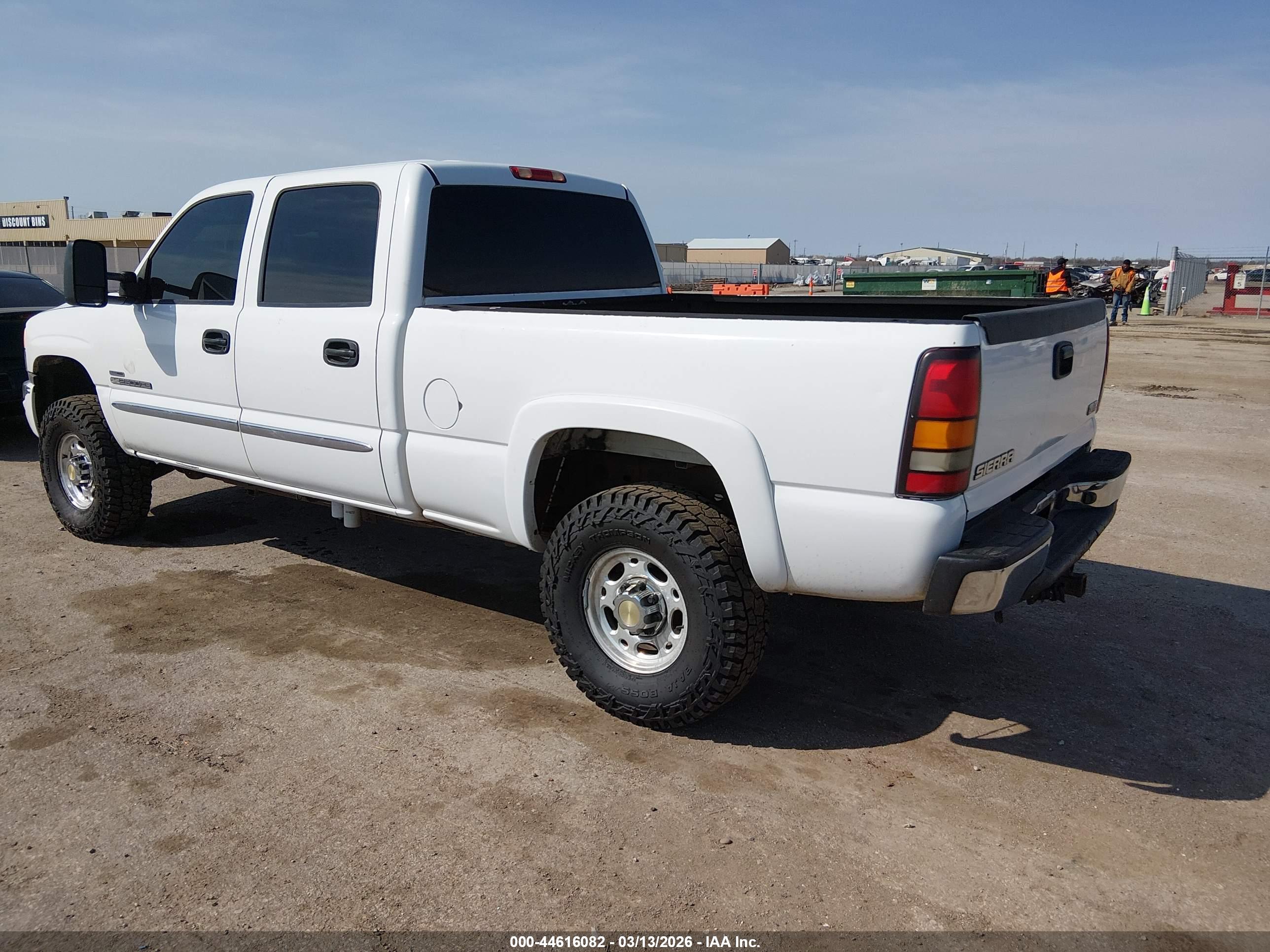 GMC SIERRA image 3