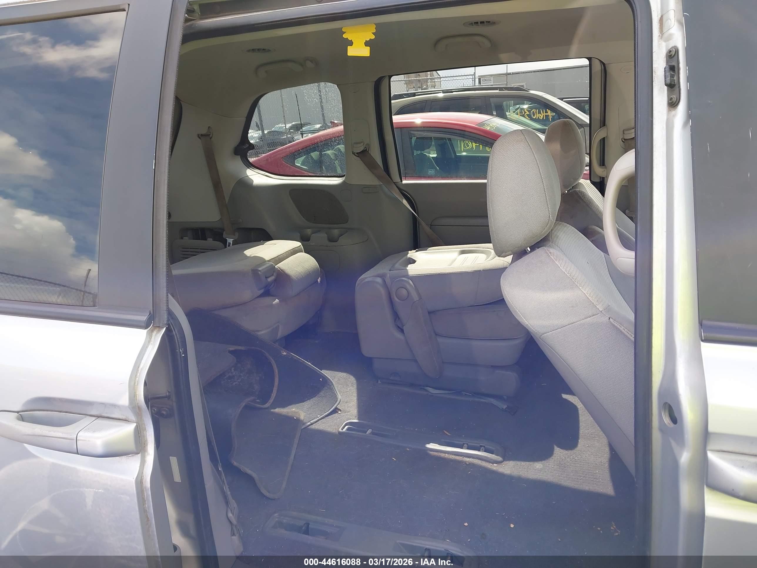 KIA SEDONA image 8