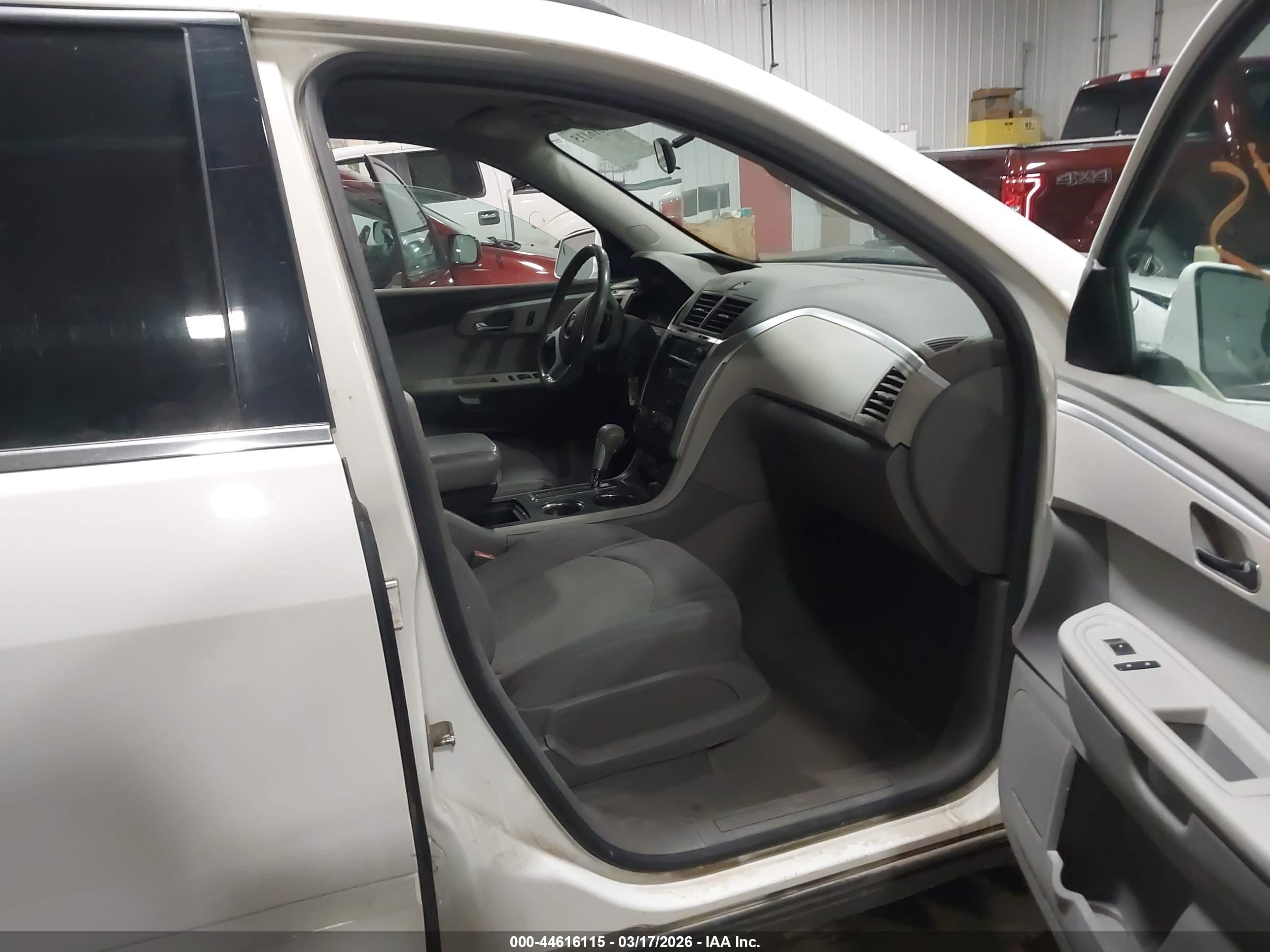 CHEVROLET TRAVERSE image 5