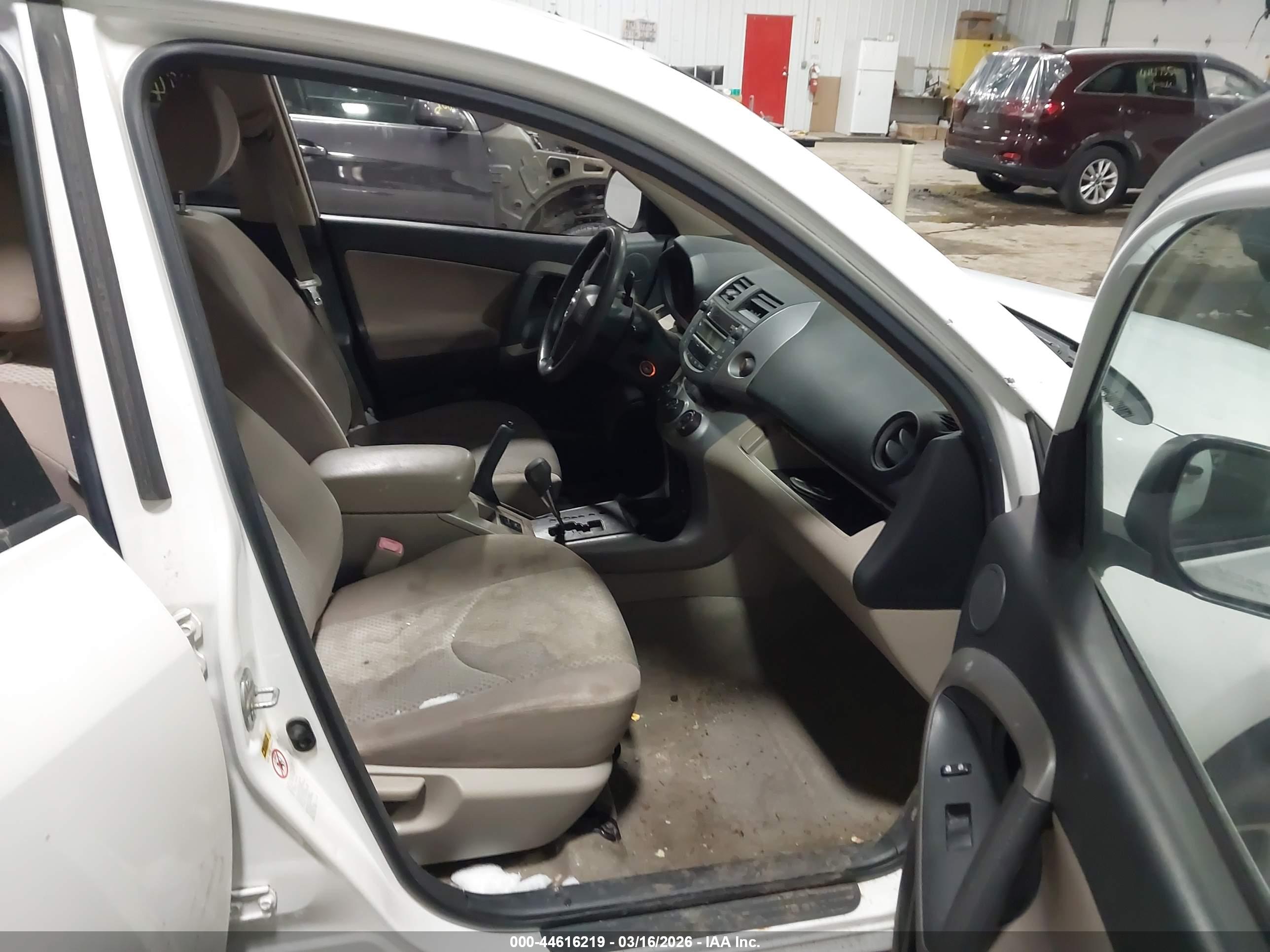 TOYOTA RAV4 image 5