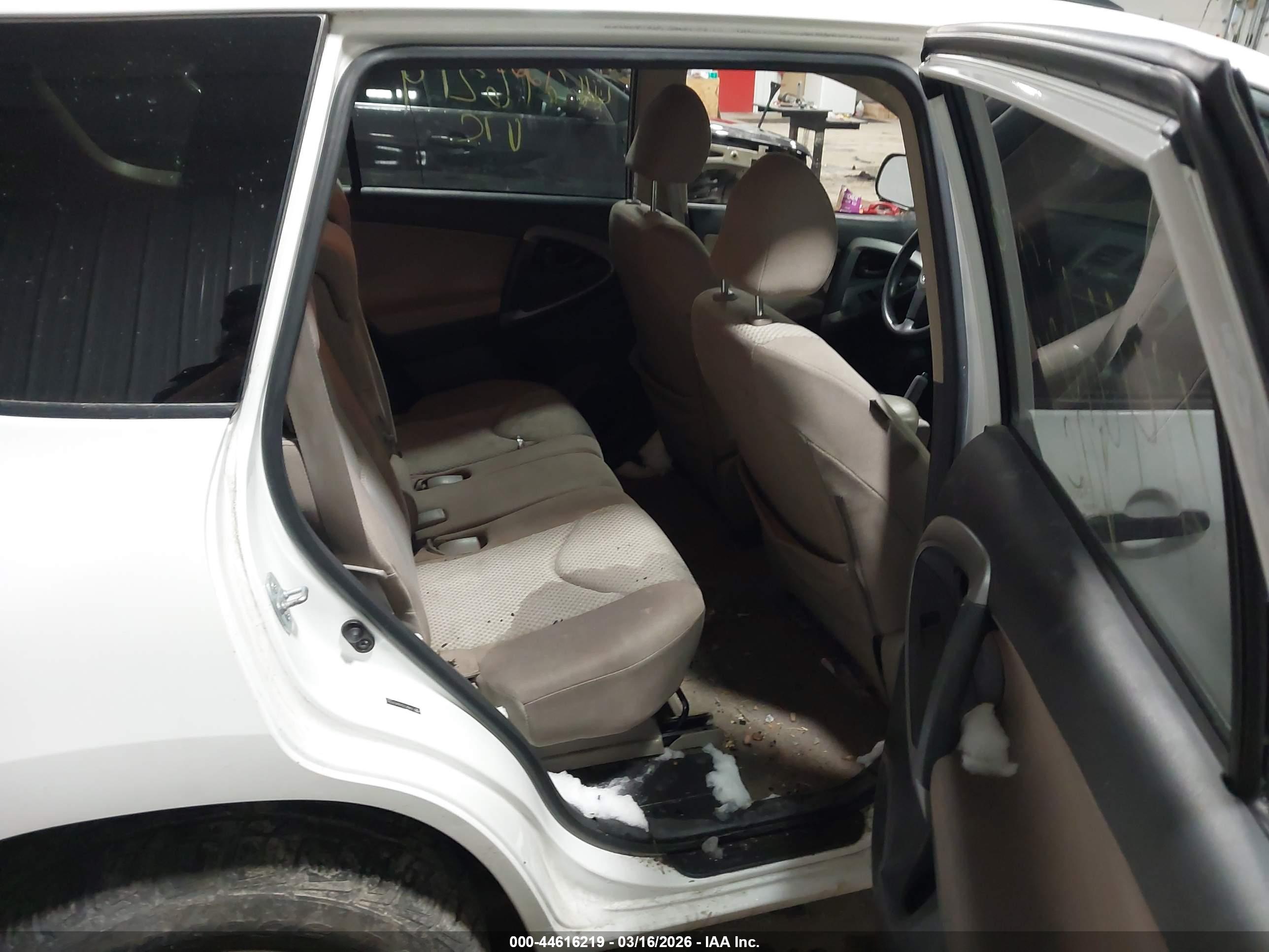TOYOTA RAV4 image 8
