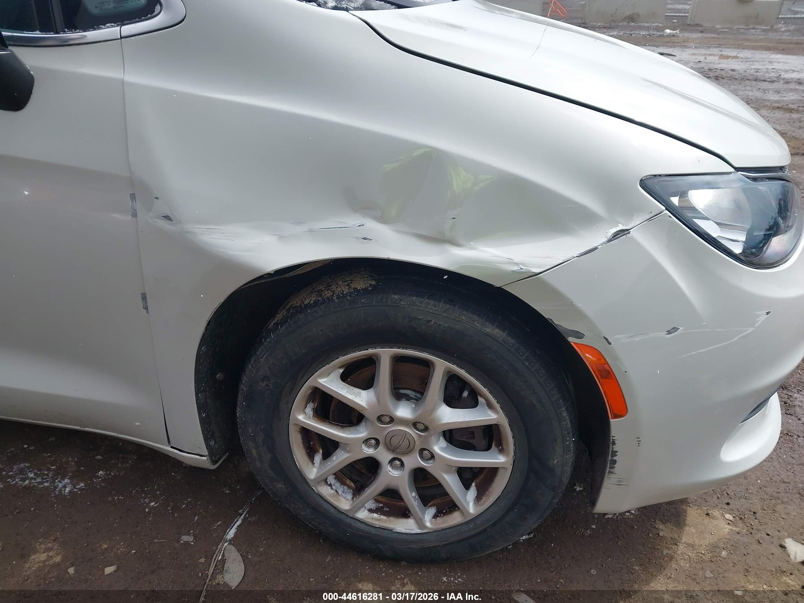 CHRYSLER PACIFICA image 6