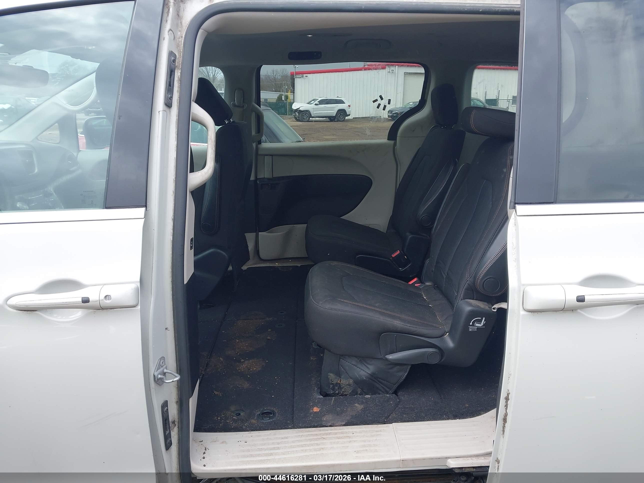CHRYSLER PACIFICA image 8