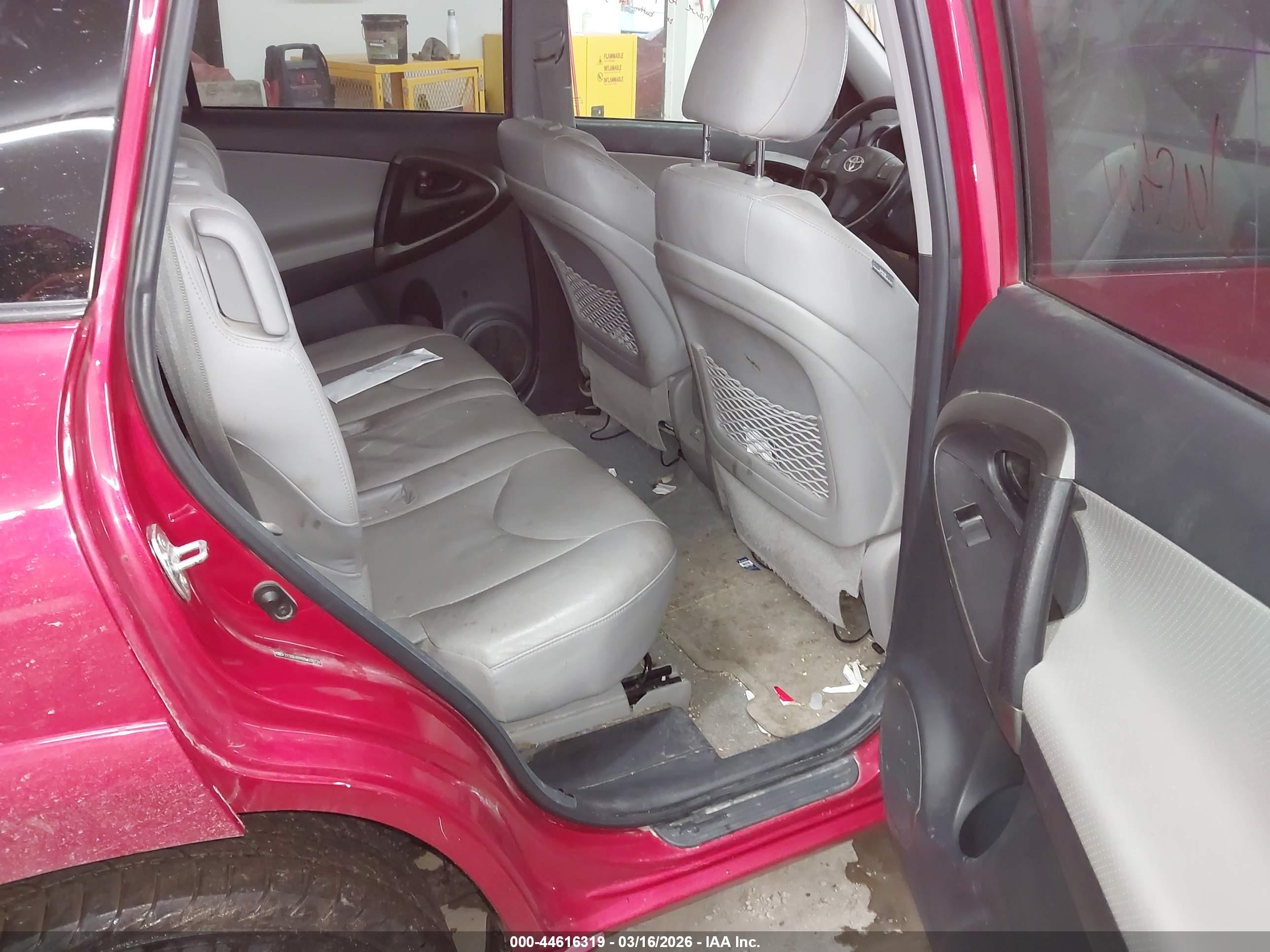 TOYOTA RAV4 image 8