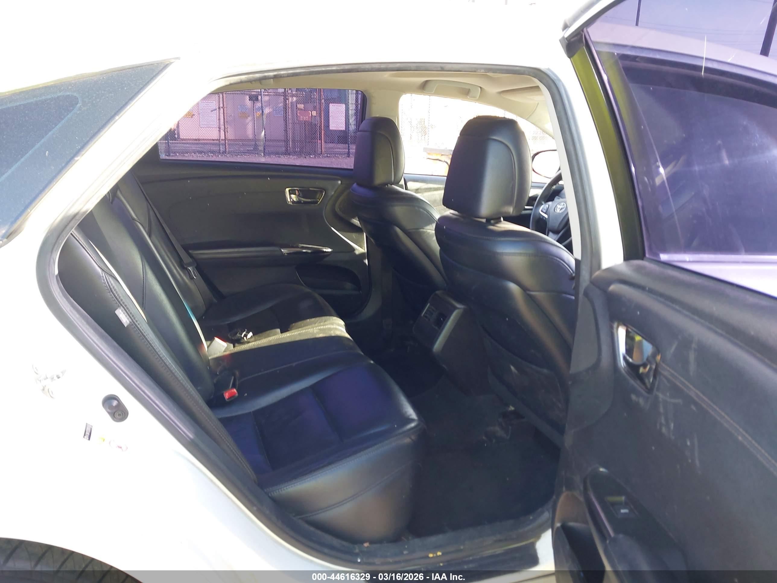 TOYOTA AVALON image 8