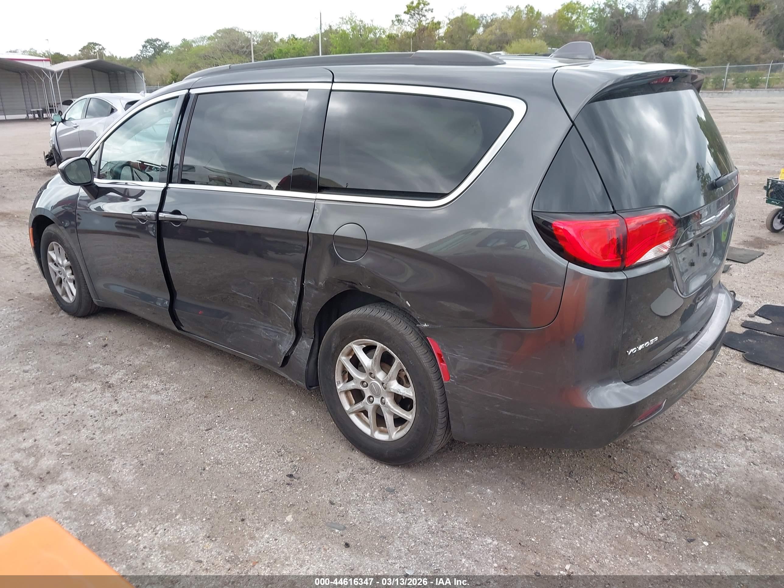 CHRYSLER VOYAGER image 3