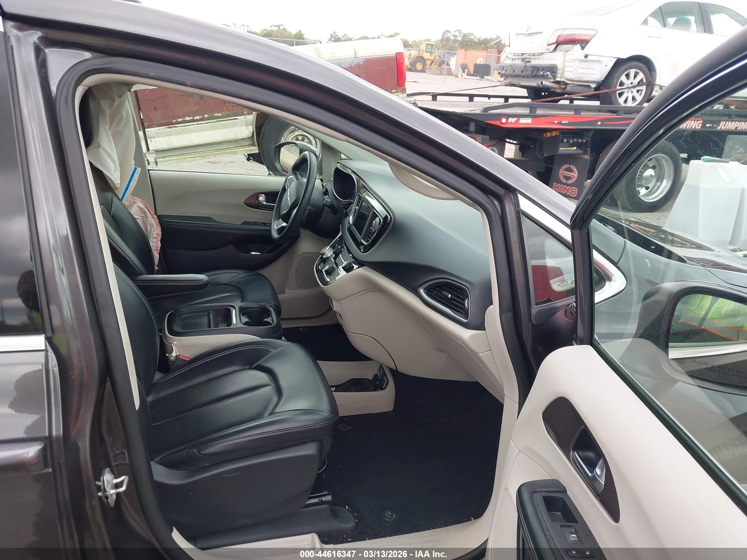 CHRYSLER VOYAGER image 5