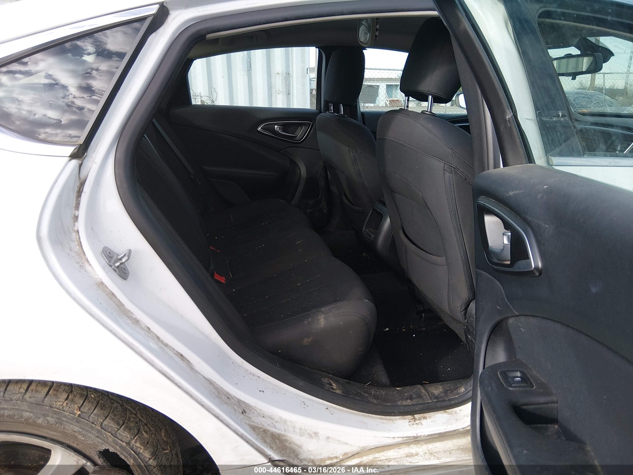 CHRYSLER 200 image 8
