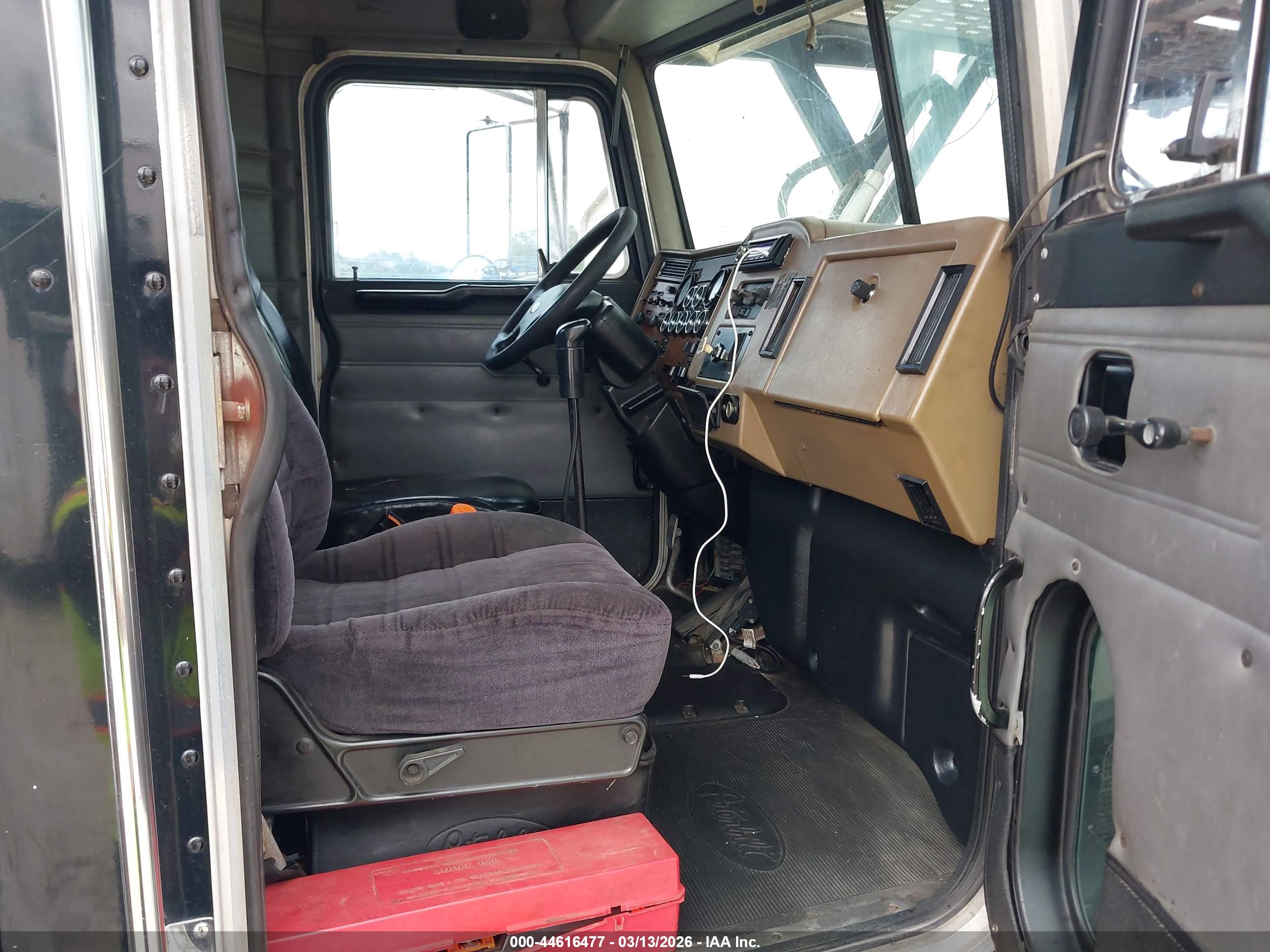 PETERBILT 330 image 7