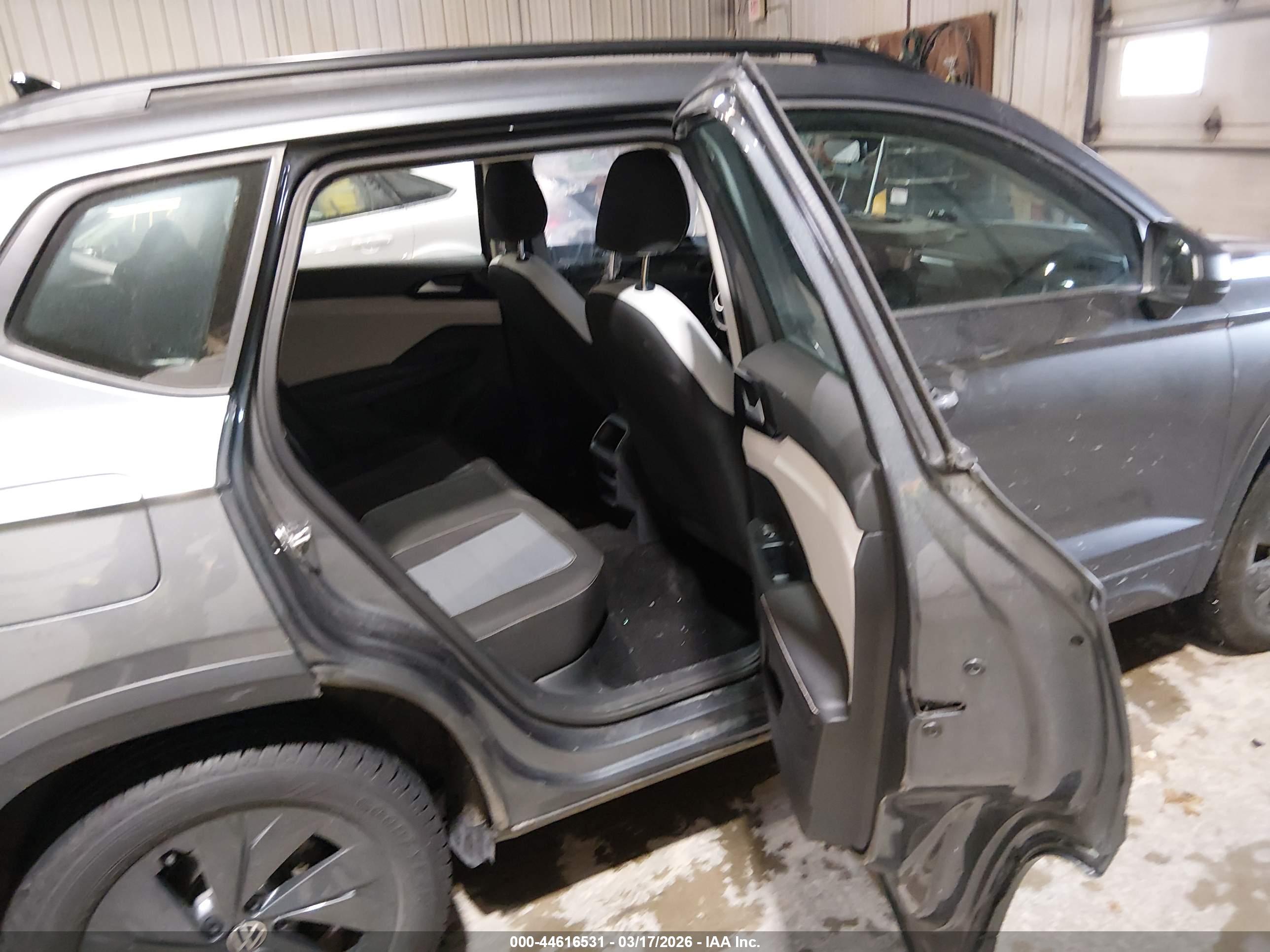 VOLKSWAGEN TAOS image 8