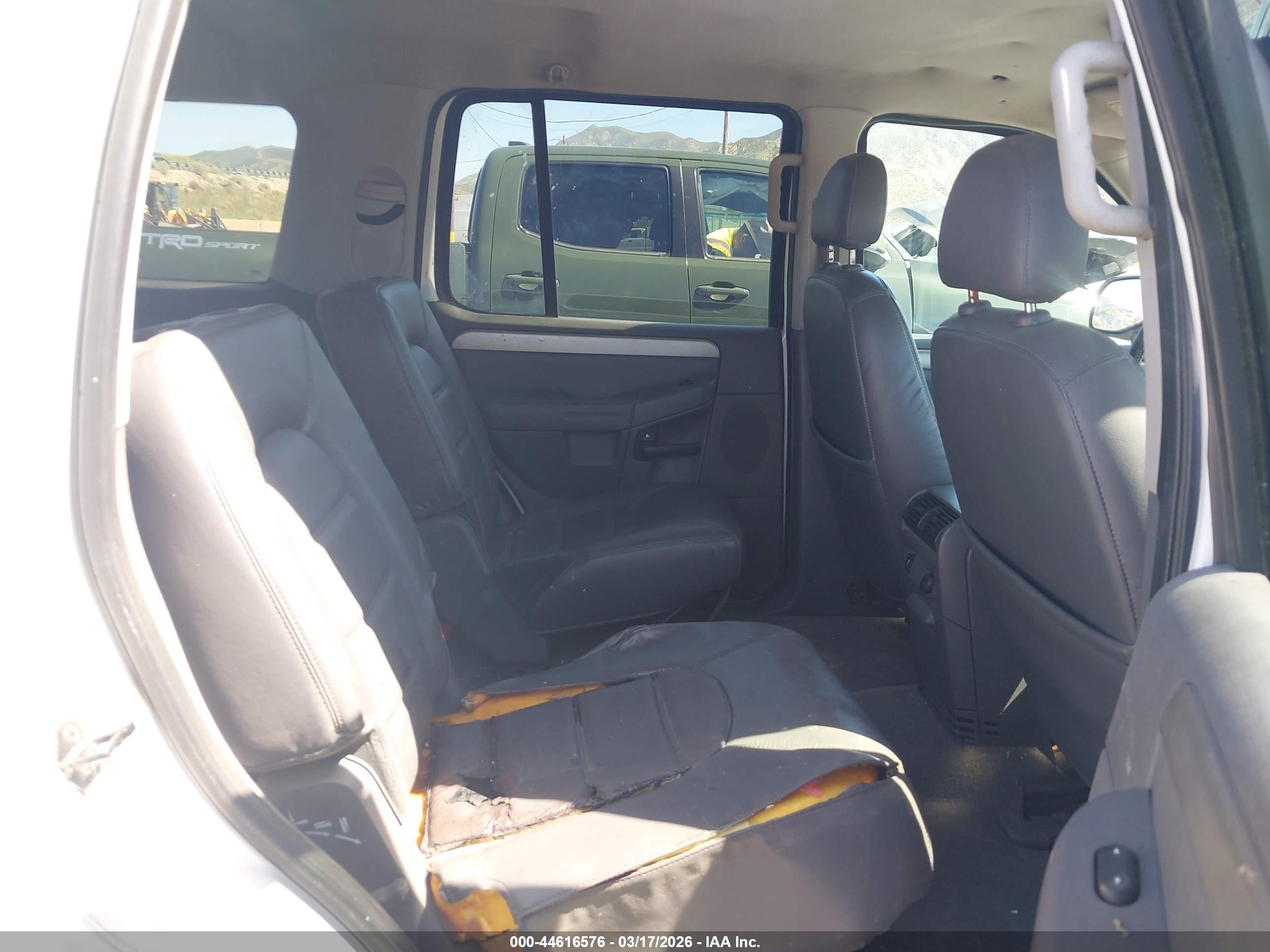 FORD EXPLORER image 8