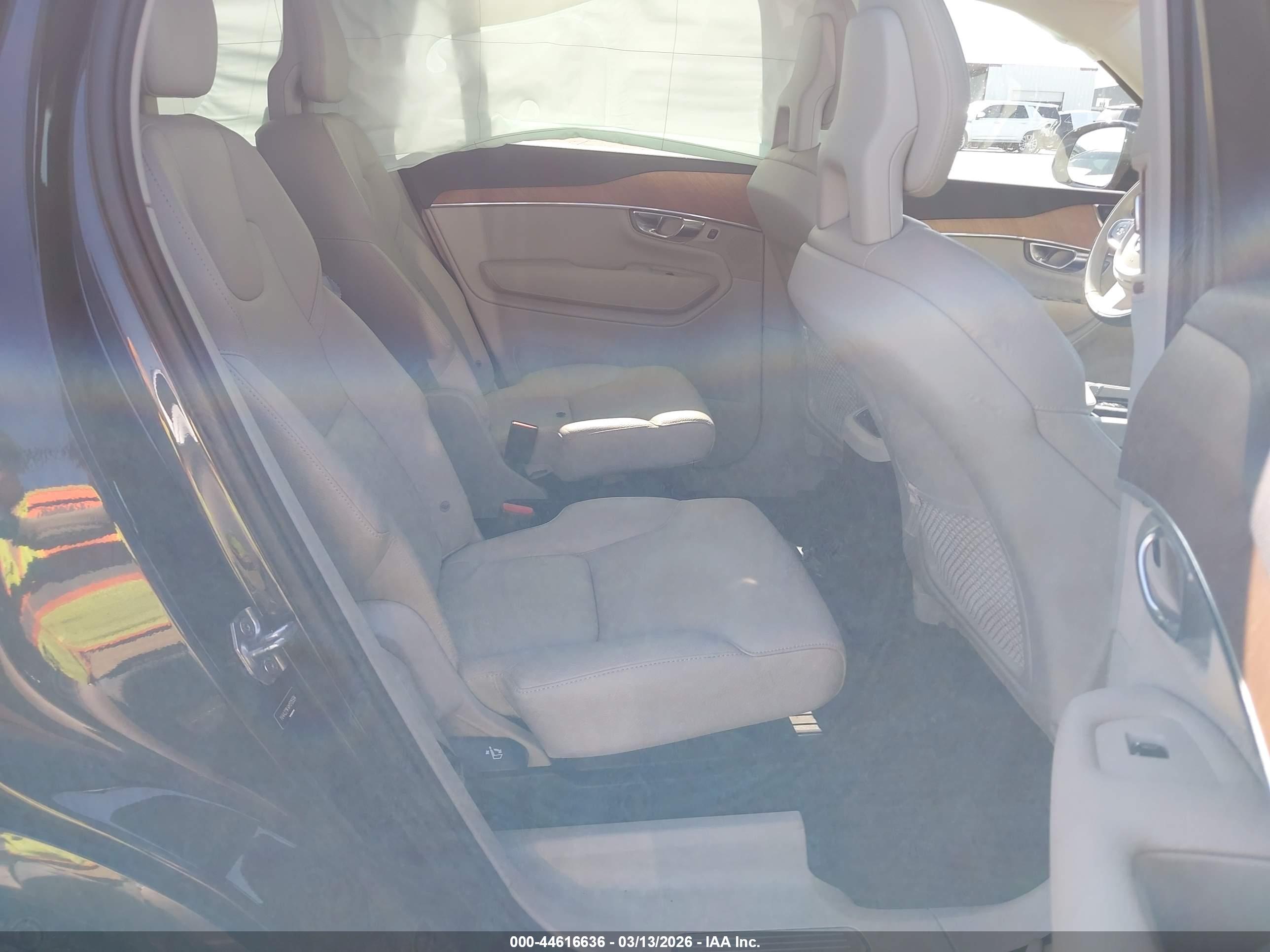 VOLVO XC90 image 8