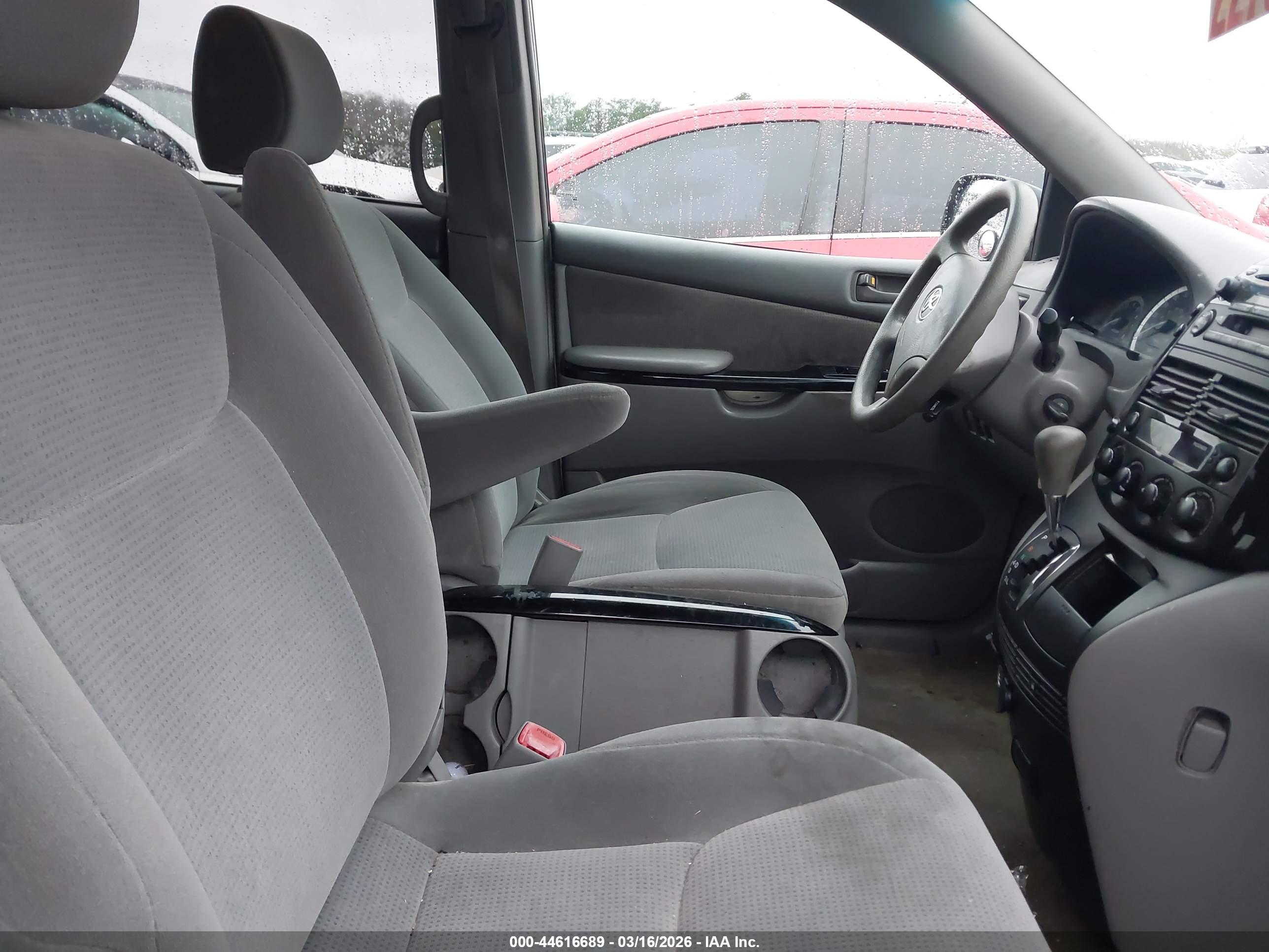 TOYOTA SIENNA image 5